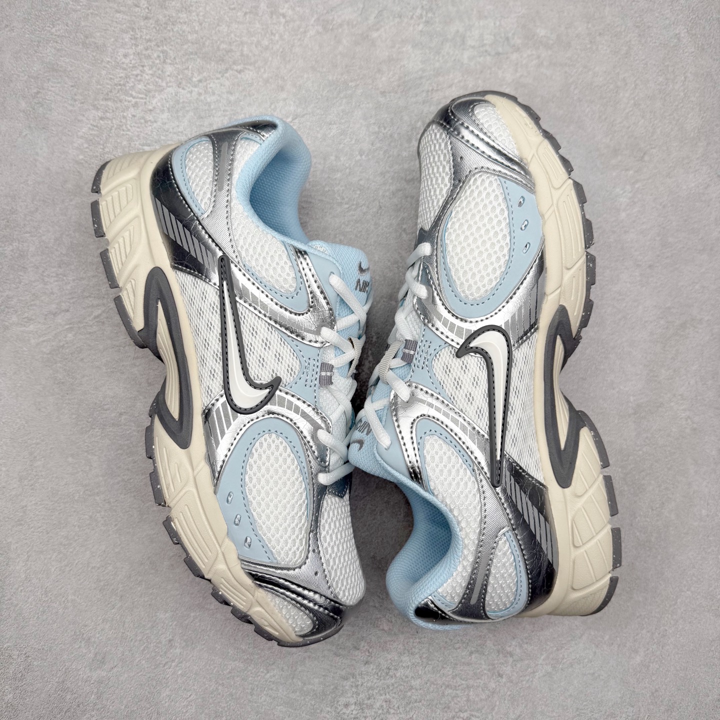 图片[3]-＃纯原福利 NK V5 RNR 舒适百搭防滑耐磨低帮跑步鞋 舒适有型适合日常穿着 该鞋款延续千禧年经典设计搭载泡绵中底 厚实而轻盈匠心细节巧搭立体耐克勾标志焕新演绎复古跑鞋 鞋款从千禧年美学汲取灵感 混搭多种材质突显层次感立体感和传统跑步风范 尺码：36 36.5 37.5 38 38.5 39 40 40.5 41 42 42.5 43 44 44.5 45-选品中心