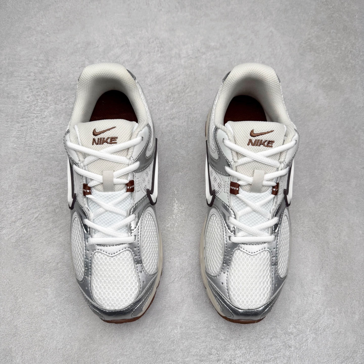 图片[2]-＃纯原福利 NK V5 RNR 舒适百搭防滑耐磨低帮跑步鞋 舒适有型适合日常穿着 该鞋款延续千禧年经典设计搭载泡绵中底 厚实而轻盈匠心细节巧搭立体耐克勾标志焕新演绎复古跑鞋 鞋款从千禧年美学汲取灵感 混搭多种材质突显层次感立体感和传统跑步风范 尺码：36 36.5 37.5 38 38.5 39 40 40.5 41 42 42.5 43 44 44.5 45-选品中心