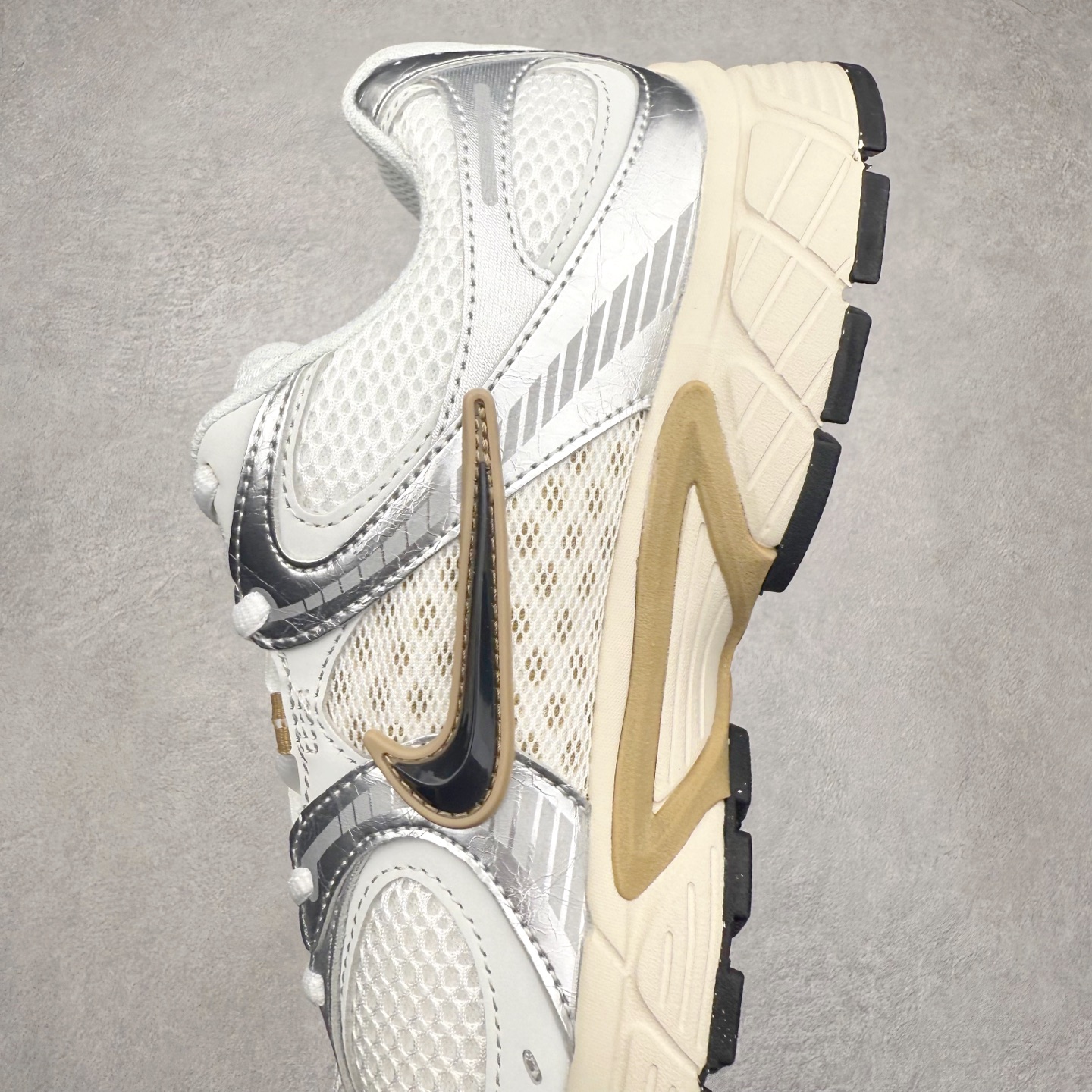 图片[7]-＃纯原福利 NK V5 RNR 舒适百搭防滑耐磨低帮跑步鞋 舒适有型适合日常穿着 该鞋款延续千禧年经典设计搭载泡绵中底 厚实而轻盈匠心细节巧搭立体耐克勾标志焕新演绎复古跑鞋 鞋款从千禧年美学汲取灵感 混搭多种材质突显层次感立体感和传统跑步风范 尺码：36 36.5 37.5 38 38.5 39 40 40.5 41 42 42.5 43 44 44.5 45-选品中心