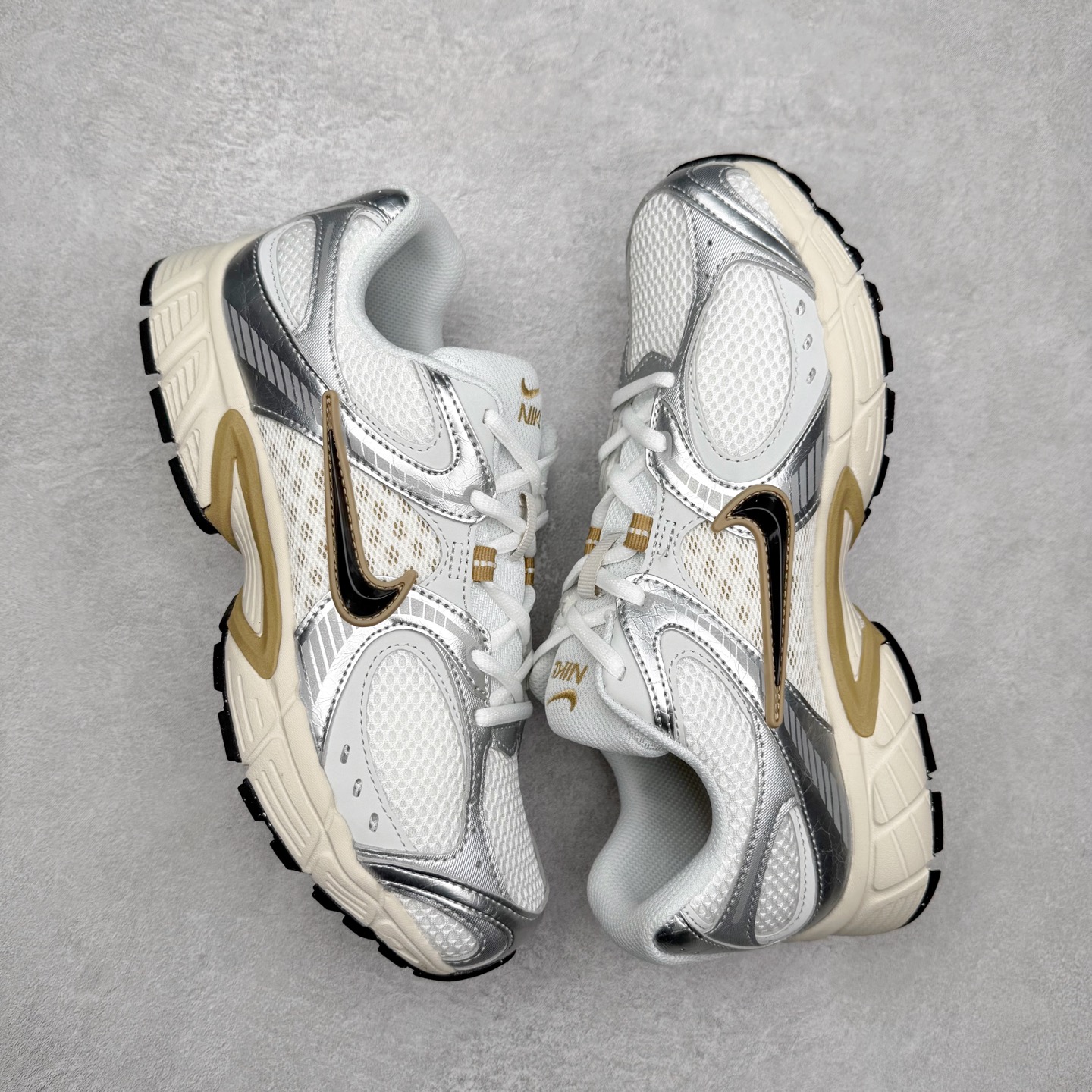 图片[2]-＃纯原福利 NK V5 RNR 舒适百搭防滑耐磨低帮跑步鞋 舒适有型适合日常穿着 该鞋款延续千禧年经典设计搭载泡绵中底 厚实而轻盈匠心细节巧搭立体耐克勾标志焕新演绎复古跑鞋 鞋款从千禧年美学汲取灵感 混搭多种材质突显层次感立体感和传统跑步风范 尺码：36 36.5 37.5 38 38.5 39 40 40.5 41 42 42.5 43 44 44.5 45-选品中心