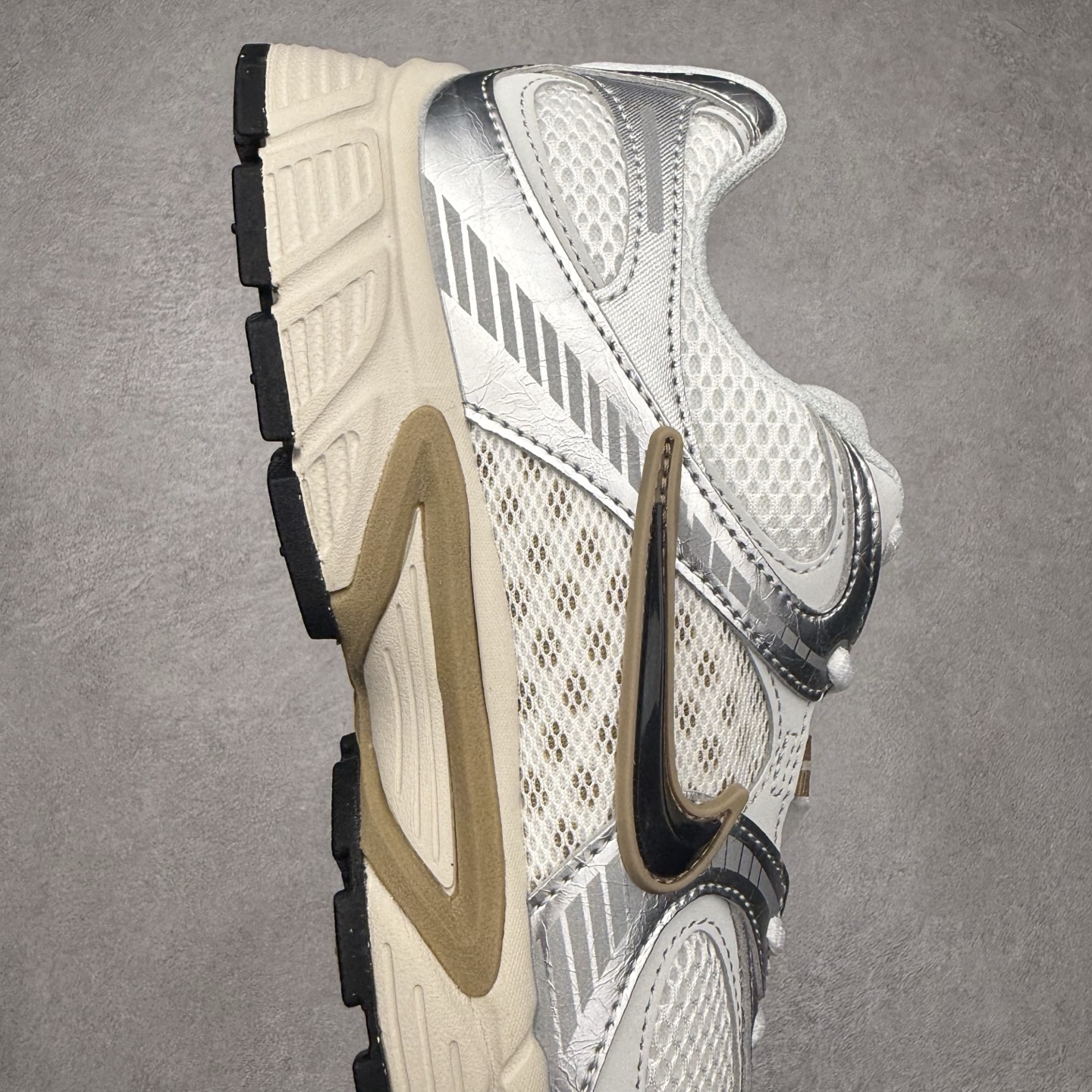 图片[6]-＃纯原福利 NK V5 RNR 舒适百搭防滑耐磨低帮跑步鞋 舒适有型适合日常穿着 该鞋款延续千禧年经典设计搭载泡绵中底 厚实而轻盈匠心细节巧搭立体耐克勾标志焕新演绎复古跑鞋 鞋款从千禧年美学汲取灵感 混搭多种材质突显层次感立体感和传统跑步风范 尺码：36 36.5 37.5 38 38.5 39 40 40.5 41 42 42.5 43 44 44.5 45-选品中心