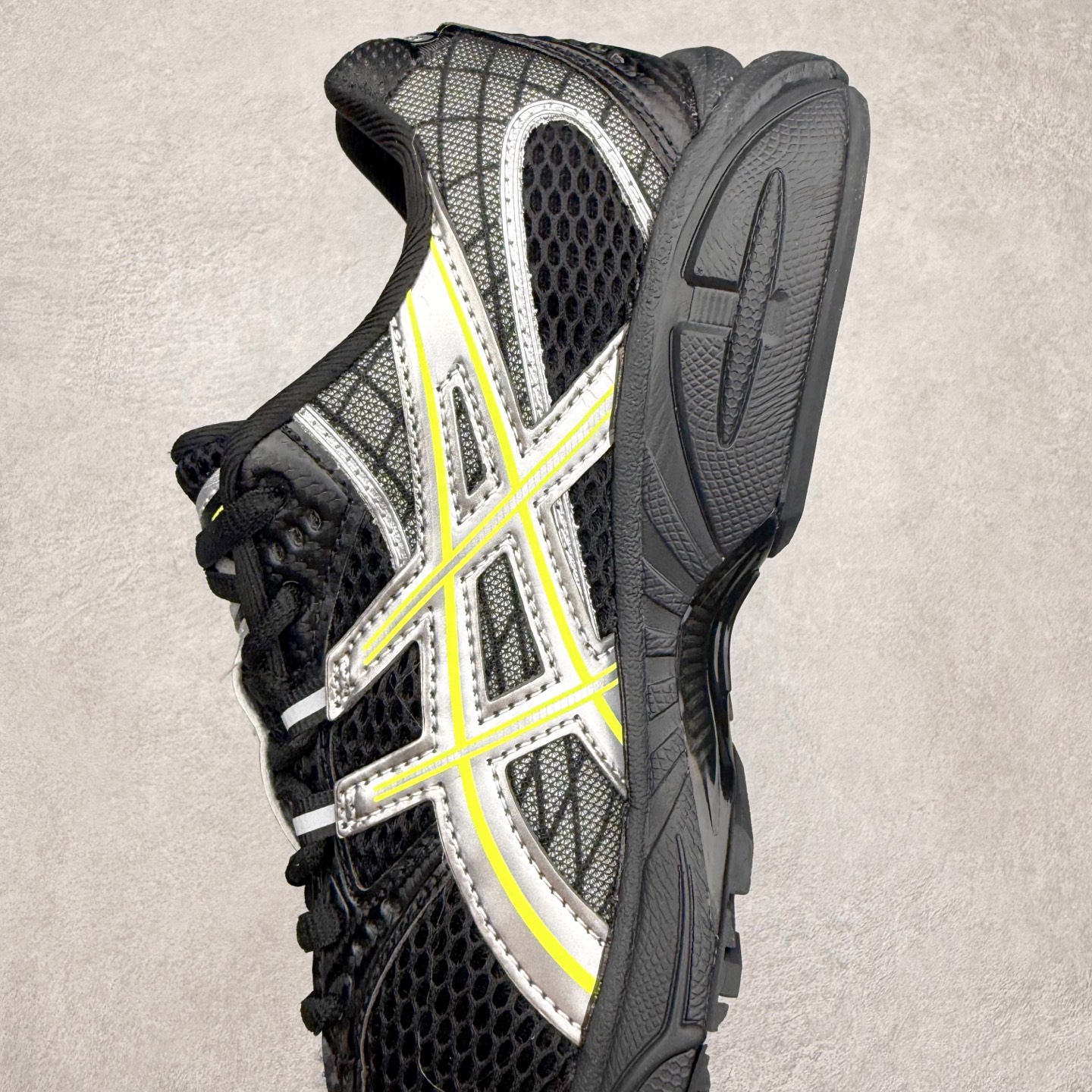 图片[7]-ASICS Gel-Nimbus 10.1 亚瑟士雨云10.1代系列轻量缓震休闲运动跑步鞋 近年来，运动鞋市场迎来了一个新的设计潮流：通过融合艺术与技术，赋予运动鞋更多的时尚元素和创新设计。作为市场中的领导者之一，ASICS（亚瑟士）一向以其技术创新和卓越的鞋款设计著称。而另一个前卫的实验鞋类品牌EMPTY BEHAVIOR，以其非凡的创意和探索，尤其对未来主义和非传统材料的热情撞击，从业界中脱颖而出。两者的合作，以推出特别版的GEL-NIMBUS™ 10.1鞋款——主题为“EVEN MY SHOE IS ART”为标志，为运动鞋设计涉入一个全新的高度。尺码：36 37 37.5 38 39 39.5 40.5 41.5 42 42.5 43.5 44 44.5 45-选品中心