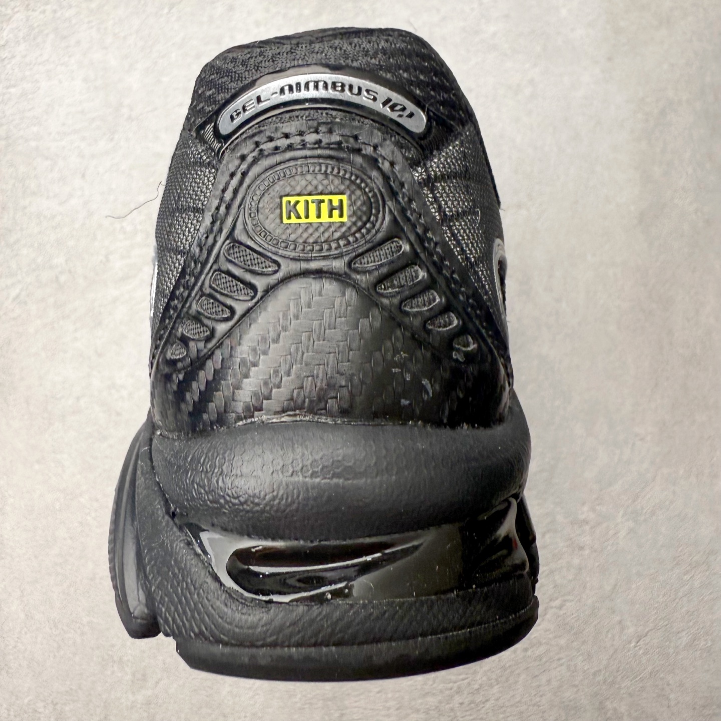 图片[8]-ASICS Gel-Nimbus 10.1 亚瑟士雨云10.1代系列轻量缓震休闲运动跑步鞋 近年来，运动鞋市场迎来了一个新的设计潮流：通过融合艺术与技术，赋予运动鞋更多的时尚元素和创新设计。作为市场中的领导者之一，ASICS（亚瑟士）一向以其技术创新和卓越的鞋款设计著称。而另一个前卫的实验鞋类品牌EMPTY BEHAVIOR，以其非凡的创意和探索，尤其对未来主义和非传统材料的热情撞击，从业界中脱颖而出。两者的合作，以推出特别版的GEL-NIMBUS™ 10.1鞋款——主题为“EVEN MY SHOE IS ART”为标志，为运动鞋设计涉入一个全新的高度。尺码：36 37 37.5 38 39 39.5 40.5 41.5 42 42.5 43.5 44 44.5 45-选品中心