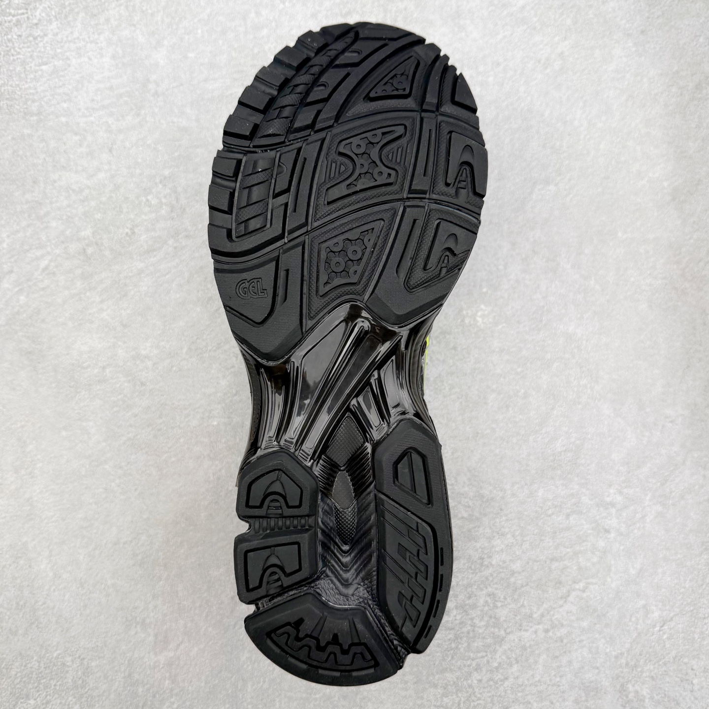 图片[9]-ASICS Gel-Nimbus 10.1 亚瑟士雨云10.1代系列轻量缓震休闲运动跑步鞋 近年来，运动鞋市场迎来了一个新的设计潮流：通过融合艺术与技术，赋予运动鞋更多的时尚元素和创新设计。作为市场中的领导者之一，ASICS（亚瑟士）一向以其技术创新和卓越的鞋款设计著称。而另一个前卫的实验鞋类品牌EMPTY BEHAVIOR，以其非凡的创意和探索，尤其对未来主义和非传统材料的热情撞击，从业界中脱颖而出。两者的合作，以推出特别版的GEL-NIMBUS™ 10.1鞋款——主题为“EVEN MY SHOE IS ART”为标志，为运动鞋设计涉入一个全新的高度。尺码：36 37 37.5 38 39 39.5 40.5 41.5 42 42.5 43.5 44 44.5 45-选品中心