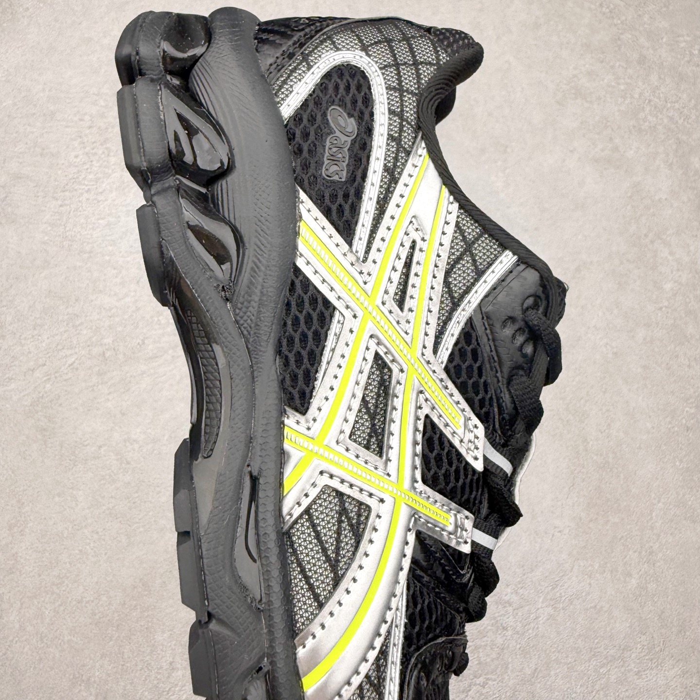 图片[6]-ASICS Gel-Nimbus 10.1 亚瑟士雨云10.1代系列轻量缓震休闲运动跑步鞋 近年来，运动鞋市场迎来了一个新的设计潮流：通过融合艺术与技术，赋予运动鞋更多的时尚元素和创新设计。作为市场中的领导者之一，ASICS（亚瑟士）一向以其技术创新和卓越的鞋款设计著称。而另一个前卫的实验鞋类品牌EMPTY BEHAVIOR，以其非凡的创意和探索，尤其对未来主义和非传统材料的热情撞击，从业界中脱颖而出。两者的合作，以推出特别版的GEL-NIMBUS™ 10.1鞋款——主题为“EVEN MY SHOE IS ART”为标志，为运动鞋设计涉入一个全新的高度。尺码：36 37 37.5 38 39 39.5 40.5 41.5 42 42.5 43.5 44 44.5 45-选品中心