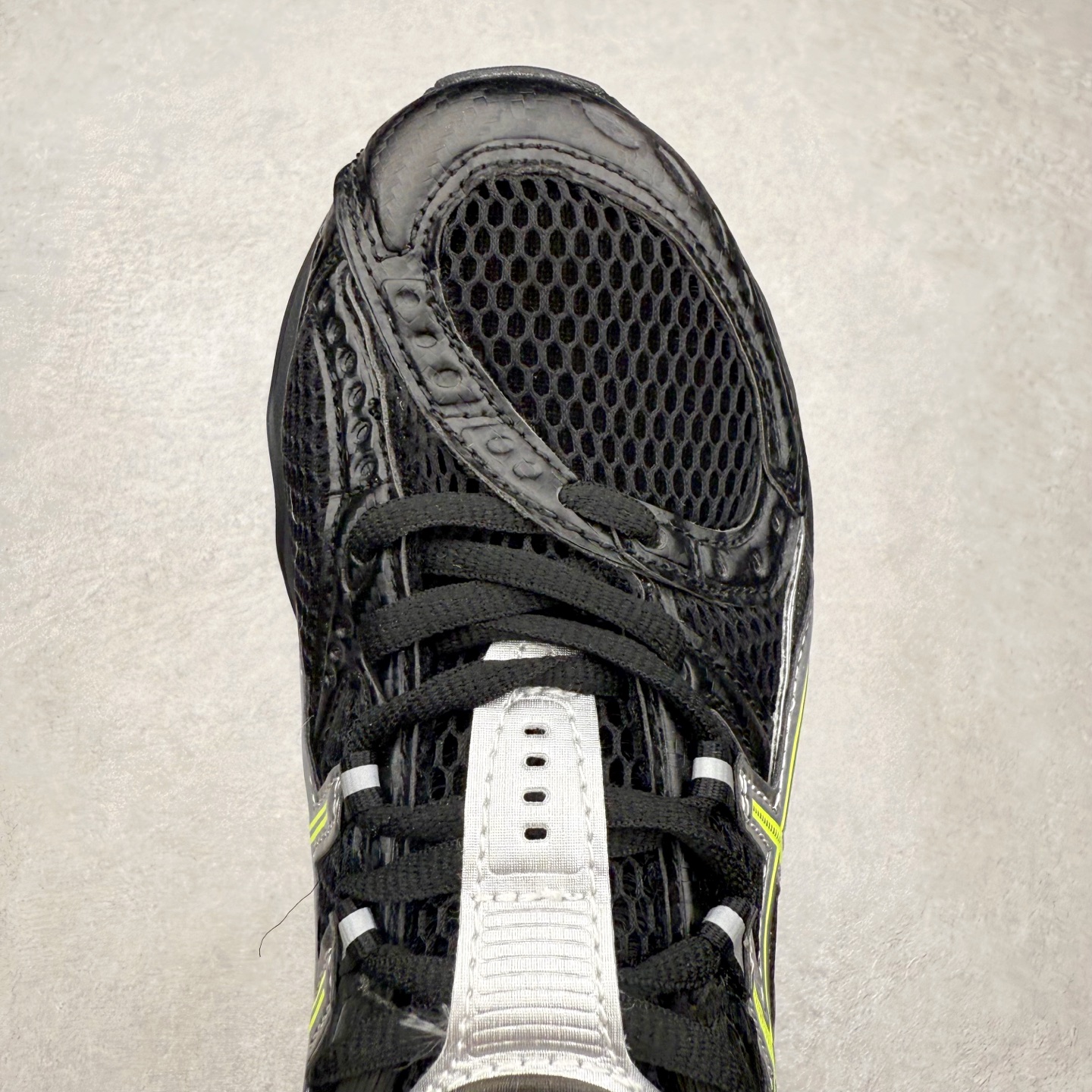 图片[4]-ASICS Gel-Nimbus 10.1 亚瑟士雨云10.1代系列轻量缓震休闲运动跑步鞋 近年来，运动鞋市场迎来了一个新的设计潮流：通过融合艺术与技术，赋予运动鞋更多的时尚元素和创新设计。作为市场中的领导者之一，ASICS（亚瑟士）一向以其技术创新和卓越的鞋款设计著称。而另一个前卫的实验鞋类品牌EMPTY BEHAVIOR，以其非凡的创意和探索，尤其对未来主义和非传统材料的热情撞击，从业界中脱颖而出。两者的合作，以推出特别版的GEL-NIMBUS™ 10.1鞋款——主题为“EVEN MY SHOE IS ART”为标志，为运动鞋设计涉入一个全新的高度。尺码：36 37 37.5 38 39 39.5 40.5 41.5 42 42.5 43.5 44 44.5 45-选品中心