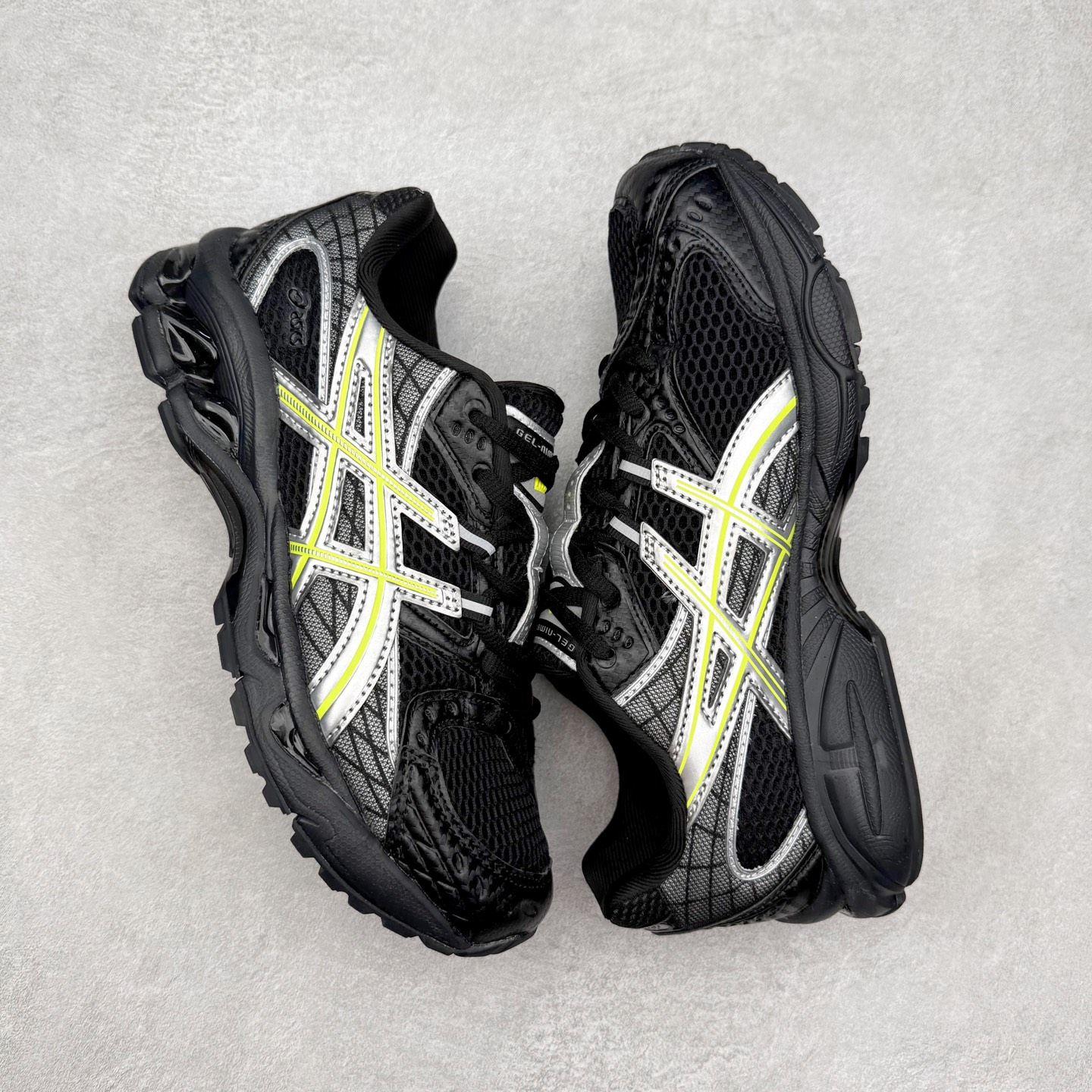 图片[3]-ASICS Gel-Nimbus 10.1 亚瑟士雨云10.1代系列轻量缓震休闲运动跑步鞋 近年来，运动鞋市场迎来了一个新的设计潮流：通过融合艺术与技术，赋予运动鞋更多的时尚元素和创新设计。作为市场中的领导者之一，ASICS（亚瑟士）一向以其技术创新和卓越的鞋款设计著称。而另一个前卫的实验鞋类品牌EMPTY BEHAVIOR，以其非凡的创意和探索，尤其对未来主义和非传统材料的热情撞击，从业界中脱颖而出。两者的合作，以推出特别版的GEL-NIMBUS™ 10.1鞋款——主题为“EVEN MY SHOE IS ART”为标志，为运动鞋设计涉入一个全新的高度。尺码：36 37 37.5 38 39 39.5 40.5 41.5 42 42.5 43.5 44 44.5 45-选品中心