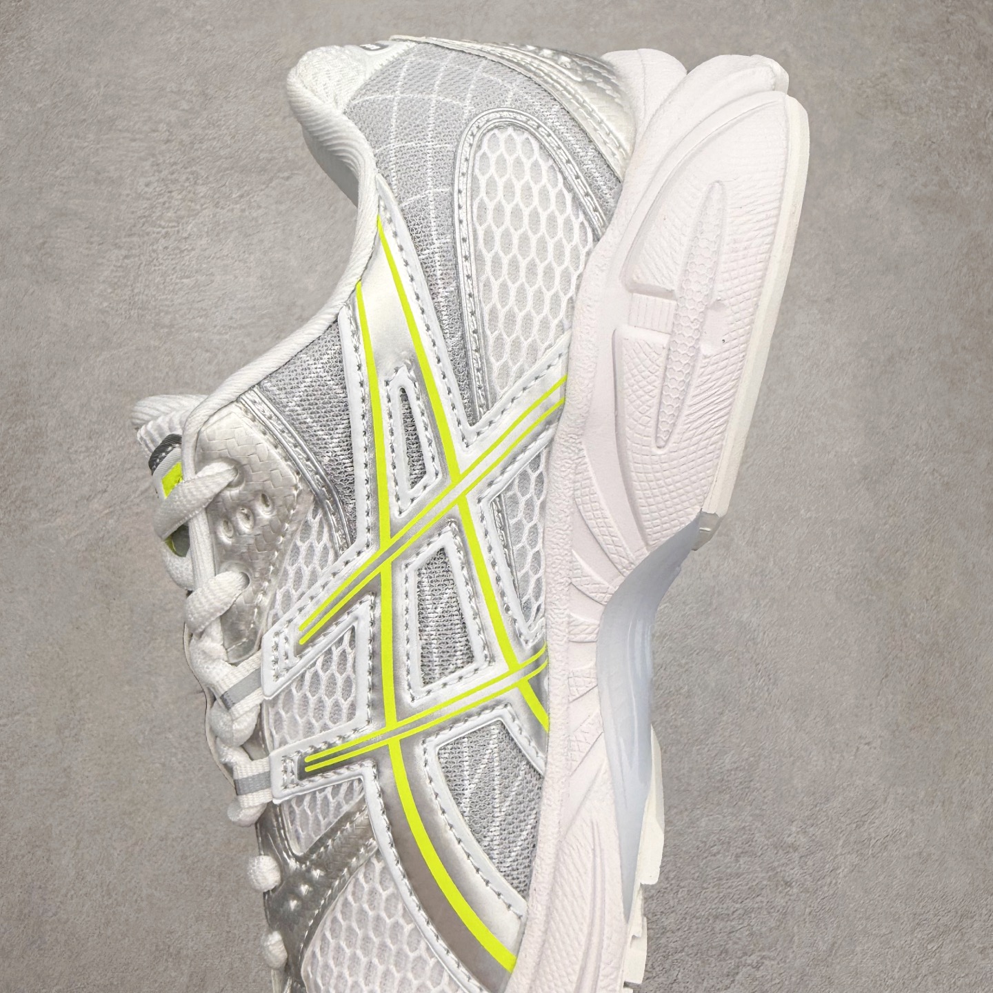 图片[7]-ASICS Gel-Nimbus 10.1 亚瑟士雨云10.1代系列轻量缓震休闲运动跑步鞋 近年来，运动鞋市场迎来了一个新的设计潮流：通过融合艺术与技术，赋予运动鞋更多的时尚元素和创新设计。作为市场中的领导者之一，ASICS（亚瑟士）一向以其技术创新和卓越的鞋款设计著称。而另一个前卫的实验鞋类品牌EMPTY BEHAVIOR，以其非凡的创意和探索，尤其对未来主义和非传统材料的热情撞击，从业界中脱颖而出。两者的合作，以推出特别版的GEL-NIMBUS™ 10.1鞋款——主题为“EVEN MY SHOE IS ART”为标志，为运动鞋设计涉入一个全新的高度。尺码：36 37 37.5 38 39 39.5 40.5 41.5 42 42.5 43.5 44 44.5 45-选品中心