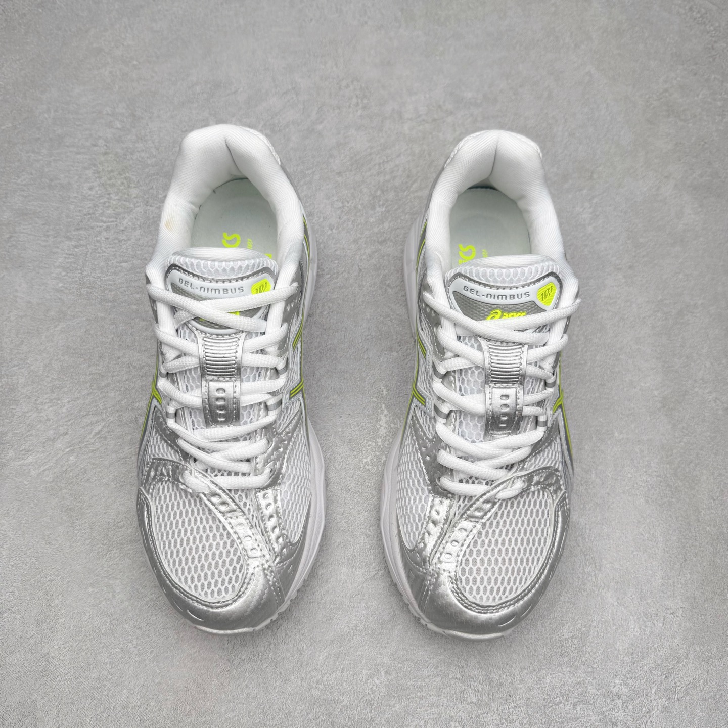 图片[2]-ASICS Gel-Nimbus 10.1 亚瑟士雨云10.1代系列轻量缓震休闲运动跑步鞋 近年来，运动鞋市场迎来了一个新的设计潮流：通过融合艺术与技术，赋予运动鞋更多的时尚元素和创新设计。作为市场中的领导者之一，ASICS（亚瑟士）一向以其技术创新和卓越的鞋款设计著称。而另一个前卫的实验鞋类品牌EMPTY BEHAVIOR，以其非凡的创意和探索，尤其对未来主义和非传统材料的热情撞击，从业界中脱颖而出。两者的合作，以推出特别版的GEL-NIMBUS™ 10.1鞋款——主题为“EVEN MY SHOE IS ART”为标志，为运动鞋设计涉入一个全新的高度。尺码：36 37 37.5 38 39 39.5 40.5 41.5 42 42.5 43.5 44 44.5 45-选品中心