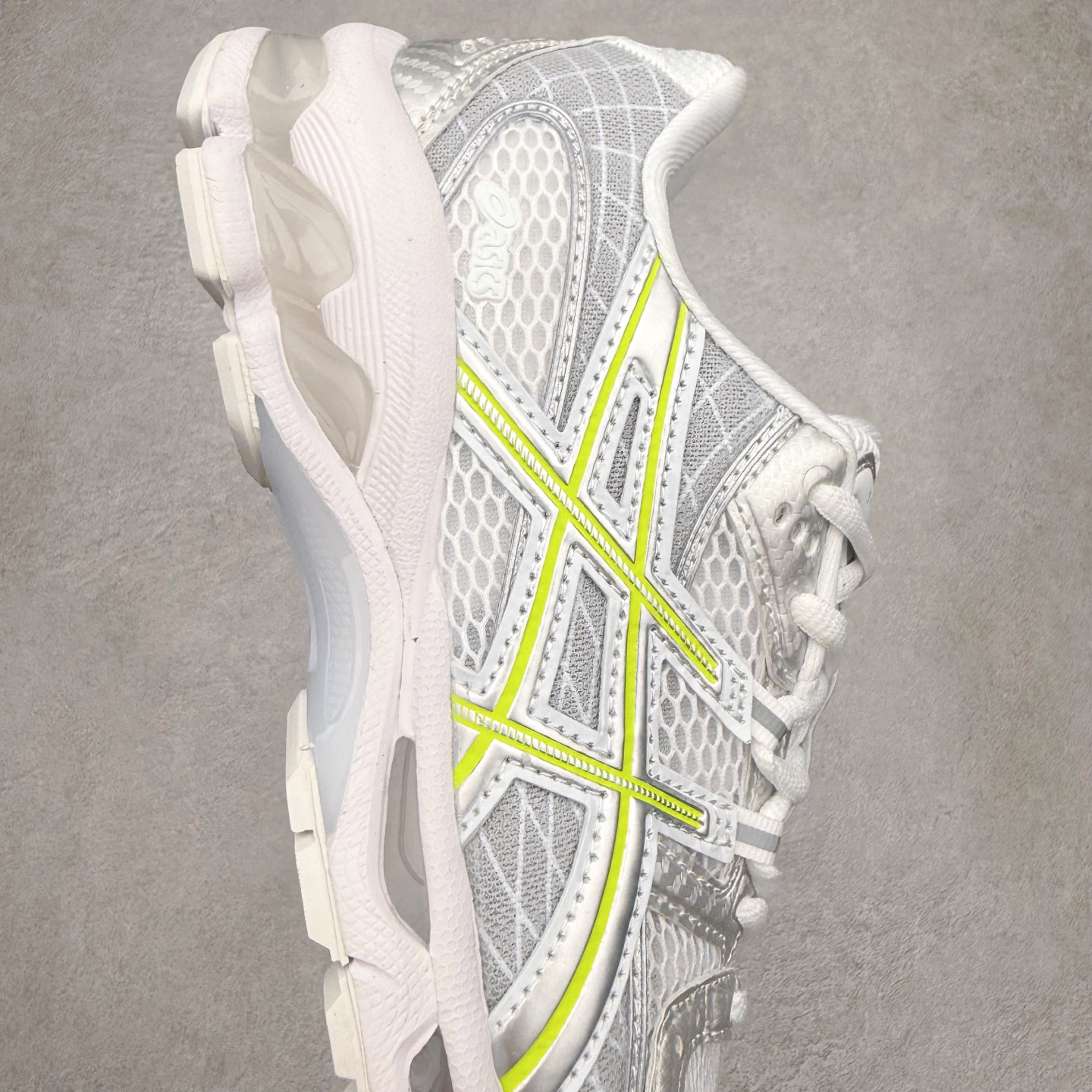 图片[6]-ASICS Gel-Nimbus 10.1 亚瑟士雨云10.1代系列轻量缓震休闲运动跑步鞋 近年来，运动鞋市场迎来了一个新的设计潮流：通过融合艺术与技术，赋予运动鞋更多的时尚元素和创新设计。作为市场中的领导者之一，ASICS（亚瑟士）一向以其技术创新和卓越的鞋款设计著称。而另一个前卫的实验鞋类品牌EMPTY BEHAVIOR，以其非凡的创意和探索，尤其对未来主义和非传统材料的热情撞击，从业界中脱颖而出。两者的合作，以推出特别版的GEL-NIMBUS™ 10.1鞋款——主题为“EVEN MY SHOE IS ART”为标志，为运动鞋设计涉入一个全新的高度。尺码：36 37 37.5 38 39 39.5 40.5 41.5 42 42.5 43.5 44 44.5 45-选品中心