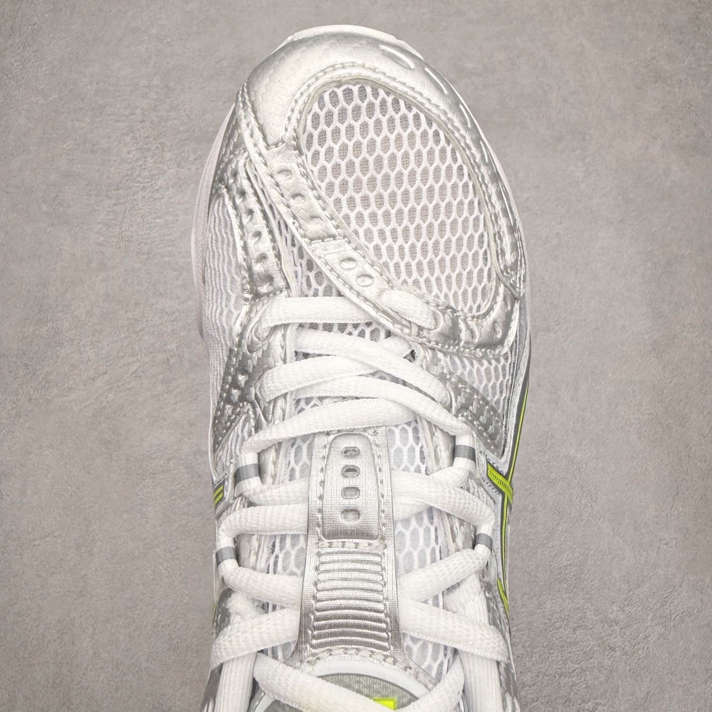 图片[4]-ASICS Gel-Nimbus 10.1 亚瑟士雨云10.1代系列轻量缓震休闲运动跑步鞋 近年来，运动鞋市场迎来了一个新的设计潮流：通过融合艺术与技术，赋予运动鞋更多的时尚元素和创新设计。作为市场中的领导者之一，ASICS（亚瑟士）一向以其技术创新和卓越的鞋款设计著称。而另一个前卫的实验鞋类品牌EMPTY BEHAVIOR，以其非凡的创意和探索，尤其对未来主义和非传统材料的热情撞击，从业界中脱颖而出。两者的合作，以推出特别版的GEL-NIMBUS™ 10.1鞋款——主题为“EVEN MY SHOE IS ART”为标志，为运动鞋设计涉入一个全新的高度。尺码：36 37 37.5 38 39 39.5 40.5 41.5 42 42.5 43.5 44 44.5 45-选品中心