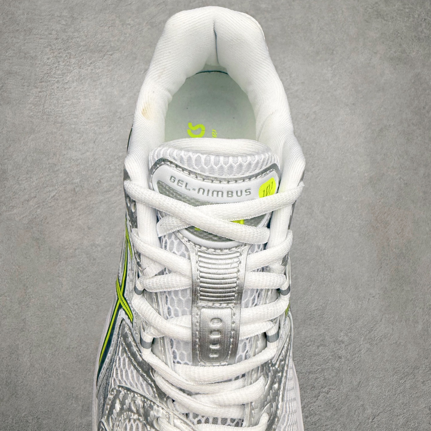 图片[5]-ASICS Gel-Nimbus 10.1 亚瑟士雨云10.1代系列轻量缓震休闲运动跑步鞋 近年来，运动鞋市场迎来了一个新的设计潮流：通过融合艺术与技术，赋予运动鞋更多的时尚元素和创新设计。作为市场中的领导者之一，ASICS（亚瑟士）一向以其技术创新和卓越的鞋款设计著称。而另一个前卫的实验鞋类品牌EMPTY BEHAVIOR，以其非凡的创意和探索，尤其对未来主义和非传统材料的热情撞击，从业界中脱颖而出。两者的合作，以推出特别版的GEL-NIMBUS™ 10.1鞋款——主题为“EVEN MY SHOE IS ART”为标志，为运动鞋设计涉入一个全新的高度。尺码：36 37 37.5 38 39 39.5 40.5 41.5 42 42.5 43.5 44 44.5 45-选品中心