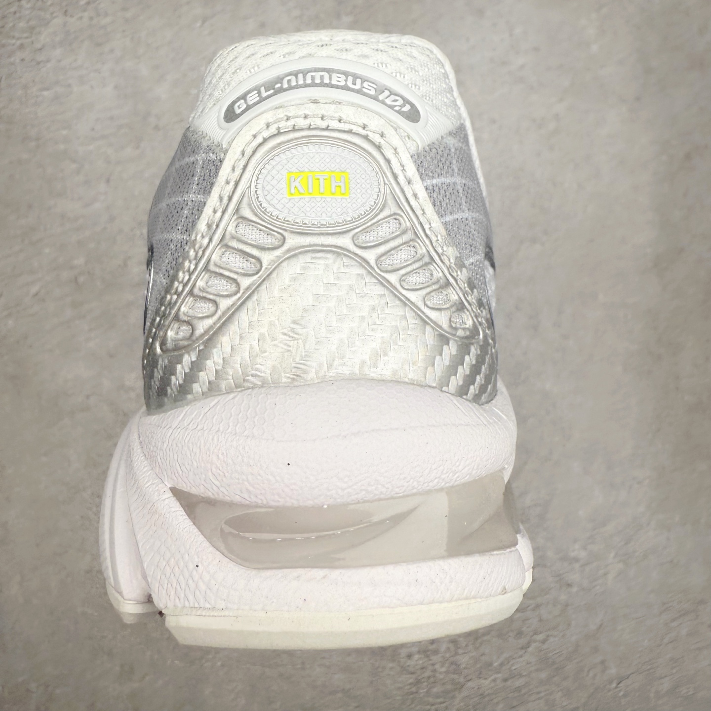 图片[8]-ASICS Gel-Nimbus 10.1 亚瑟士雨云10.1代系列轻量缓震休闲运动跑步鞋 近年来，运动鞋市场迎来了一个新的设计潮流：通过融合艺术与技术，赋予运动鞋更多的时尚元素和创新设计。作为市场中的领导者之一，ASICS（亚瑟士）一向以其技术创新和卓越的鞋款设计著称。而另一个前卫的实验鞋类品牌EMPTY BEHAVIOR，以其非凡的创意和探索，尤其对未来主义和非传统材料的热情撞击，从业界中脱颖而出。两者的合作，以推出特别版的GEL-NIMBUS™ 10.1鞋款——主题为“EVEN MY SHOE IS ART”为标志，为运动鞋设计涉入一个全新的高度。尺码：36 37 37.5 38 39 39.5 40.5 41.5 42 42.5 43.5 44 44.5 45-选品中心