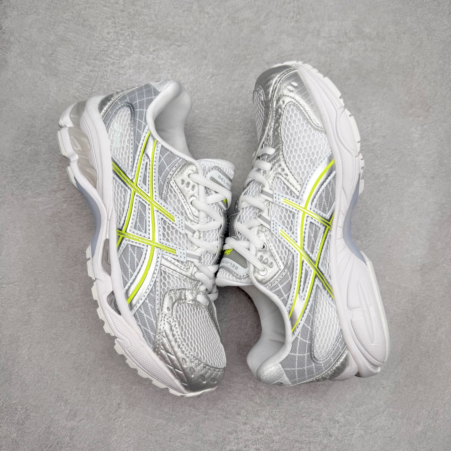 图片[3]-ASICS Gel-Nimbus 10.1 亚瑟士雨云10.1代系列轻量缓震休闲运动跑步鞋 近年来，运动鞋市场迎来了一个新的设计潮流：通过融合艺术与技术，赋予运动鞋更多的时尚元素和创新设计。作为市场中的领导者之一，ASICS（亚瑟士）一向以其技术创新和卓越的鞋款设计著称。而另一个前卫的实验鞋类品牌EMPTY BEHAVIOR，以其非凡的创意和探索，尤其对未来主义和非传统材料的热情撞击，从业界中脱颖而出。两者的合作，以推出特别版的GEL-NIMBUS™ 10.1鞋款——主题为“EVEN MY SHOE IS ART”为标志，为运动鞋设计涉入一个全新的高度。尺码：36 37 37.5 38 39 39.5 40.5 41.5 42 42.5 43.5 44 44.5 45-选品中心