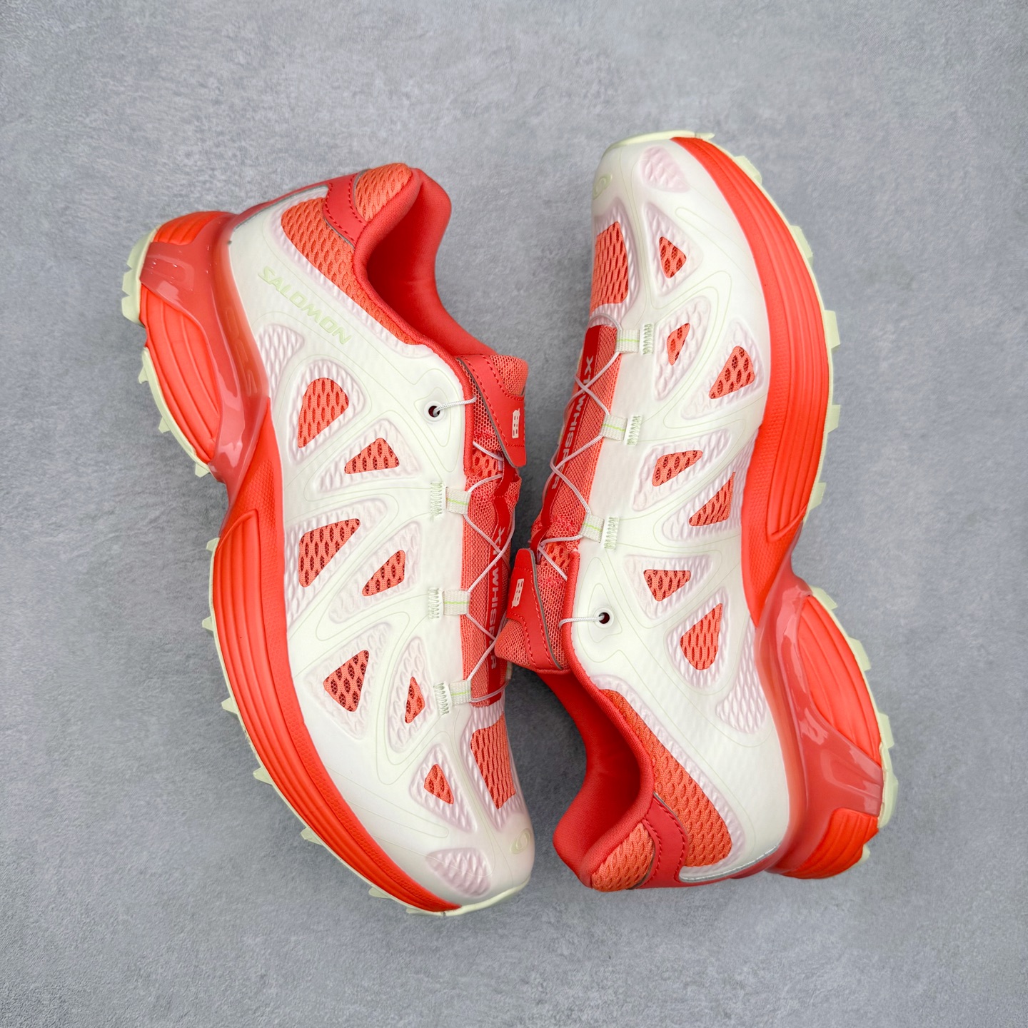 图片[3]-＃HP SALOMON XT-WHISPER 萨洛蒙圆头防滑耐磨低帮休闲越野训练城市通勤跑步鞋 男女同款 浅棕色 纯原外贸平台特供订单 耗时半年巨作 全套原纸板楦头开发 原厂特供网布配套加持 确保原汁原味 完美呈现版型 原档数据独家私模五层组合大底 男女鞋同步官方开发至46.5 原装Ortholite轻量化鞋垫 中底布带钢印编号 原厂TPU锁扣 进口港宝加持 后跟自然饱满 还原公司包裹性 鞋面以“锯齿”状的包裹系统呈现 在基色底之下加入了各种色点缀 将公司的最新技术和时尚前卫的造型融入耐用的长跑款式中 鞋面由 TPU 薄膜制成 并焊接在高耐磨网眼上 使其既时尚又坚固 由 ACS底盘支撑 可增强稳定性和支撑力 以及由橡胶凸耳 Contragrip外底覆盖的 EVA 缓冲中底 旨在应对崎岖的地形 鞋舌上的彩色Salomon 标签、Quicklace 系统以及鞋头、鞋舌和鞋跟上的附加品牌使细节更加完美 让穿着者可以轻松驾驭户外与通勤下的任何运动生活场景 无缝鞋身户外随意纵横 颜值与脚感兼备 出街通勤 绝对非常吸睛 你值得拥有 尺码：36 36.5 37.5 38 38.5 39 40 40.5 41 42 42.5 43 44 44.5 45 46 46.5 注意：偏小1码-选品中心