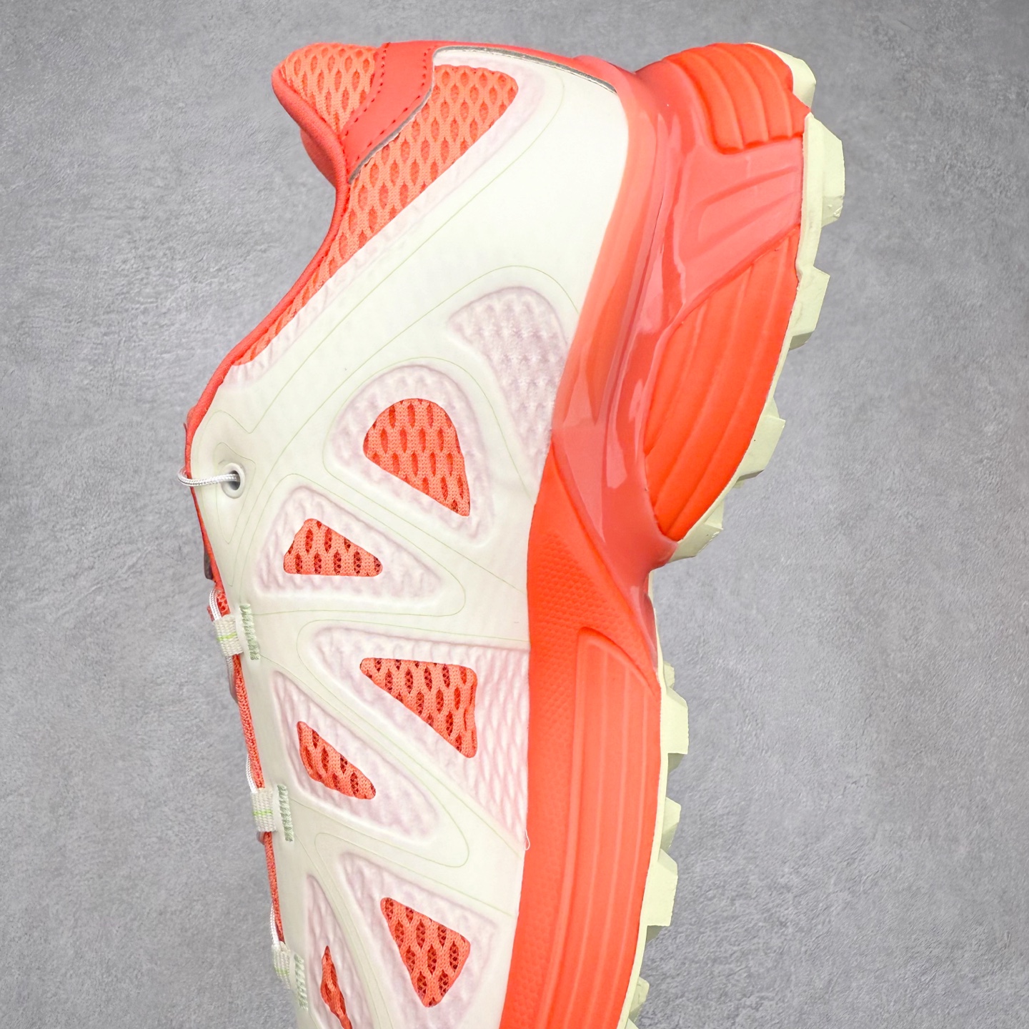 图片[7]-＃HP SALOMON XT-WHISPER 萨洛蒙圆头防滑耐磨低帮休闲越野训练城市通勤跑步鞋 男女同款 浅棕色 纯原外贸平台特供订单 耗时半年巨作 全套原纸板楦头开发 原厂特供网布配套加持 确保原汁原味 完美呈现版型 原档数据独家私模五层组合大底 男女鞋同步官方开发至46.5 原装Ortholite轻量化鞋垫 中底布带钢印编号 原厂TPU锁扣 进口港宝加持 后跟自然饱满 还原公司包裹性 鞋面以“锯齿”状的包裹系统呈现 在基色底之下加入了各种色点缀 将公司的最新技术和时尚前卫的造型融入耐用的长跑款式中 鞋面由 TPU 薄膜制成 并焊接在高耐磨网眼上 使其既时尚又坚固 由 ACS底盘支撑 可增强稳定性和支撑力 以及由橡胶凸耳 Contragrip外底覆盖的 EVA 缓冲中底 旨在应对崎岖的地形 鞋舌上的彩色Salomon 标签、Quicklace 系统以及鞋头、鞋舌和鞋跟上的附加品牌使细节更加完美 让穿着者可以轻松驾驭户外与通勤下的任何运动生活场景 无缝鞋身户外随意纵横 颜值与脚感兼备 出街通勤 绝对非常吸睛 你值得拥有 尺码：36 36.5 37.5 38 38.5 39 40 40.5 41 42 42.5 43 44 44.5 45 46 46.5 注意：偏小1码-选品中心