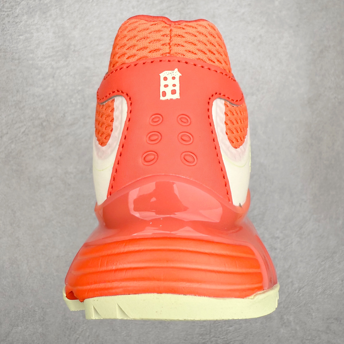 图片[8]-＃HP SALOMON XT-WHISPER 萨洛蒙圆头防滑耐磨低帮休闲越野训练城市通勤跑步鞋 男女同款 浅棕色 纯原外贸平台特供订单 耗时半年巨作 全套原纸板楦头开发 原厂特供网布配套加持 确保原汁原味 完美呈现版型 原档数据独家私模五层组合大底 男女鞋同步官方开发至46.5 原装Ortholite轻量化鞋垫 中底布带钢印编号 原厂TPU锁扣 进口港宝加持 后跟自然饱满 还原公司包裹性 鞋面以“锯齿”状的包裹系统呈现 在基色底之下加入了各种色点缀 将公司的最新技术和时尚前卫的造型融入耐用的长跑款式中 鞋面由 TPU 薄膜制成 并焊接在高耐磨网眼上 使其既时尚又坚固 由 ACS底盘支撑 可增强稳定性和支撑力 以及由橡胶凸耳 Contragrip外底覆盖的 EVA 缓冲中底 旨在应对崎岖的地形 鞋舌上的彩色Salomon 标签、Quicklace 系统以及鞋头、鞋舌和鞋跟上的附加品牌使细节更加完美 让穿着者可以轻松驾驭户外与通勤下的任何运动生活场景 无缝鞋身户外随意纵横 颜值与脚感兼备 出街通勤 绝对非常吸睛 你值得拥有 尺码：36 36.5 37.5 38 38.5 39 40 40.5 41 42 42.5 43 44 44.5 45 46 46.5 注意：偏小1码-选品中心