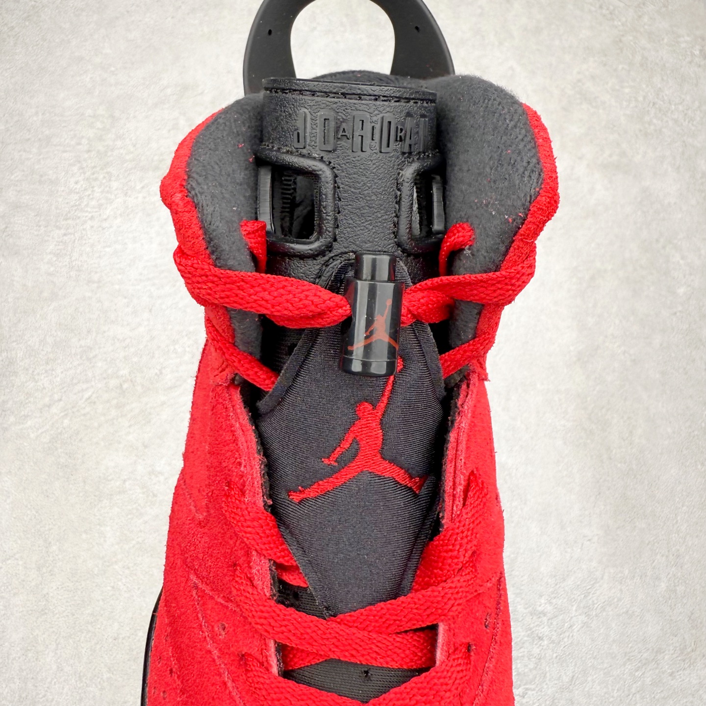 图片[5]-Air Jordan AJ6 Retro \\\”Toro\\\” 黑红愤怒的公牛 CT852-600 市场中端王者 耗时半年巨作 全套原纸板楦头开发 确保原汁原味 完美呈现六代版型 一比一鞋头弧度高度鞋身弧度 此版本只针对中端市场 皮料材质有所更替 其他数据细节工艺流程均保持一致 定制优质皮料 完美鞋型匹配公司货 正确TPU鞋舌锁扣 最新原厂底模 大底卡色咬花完美 鞋柜必备鞋款 终端现货供应 尺码：40 40.5 41 42 42.5 43 44 44.5 45 46 47.5-选品中心