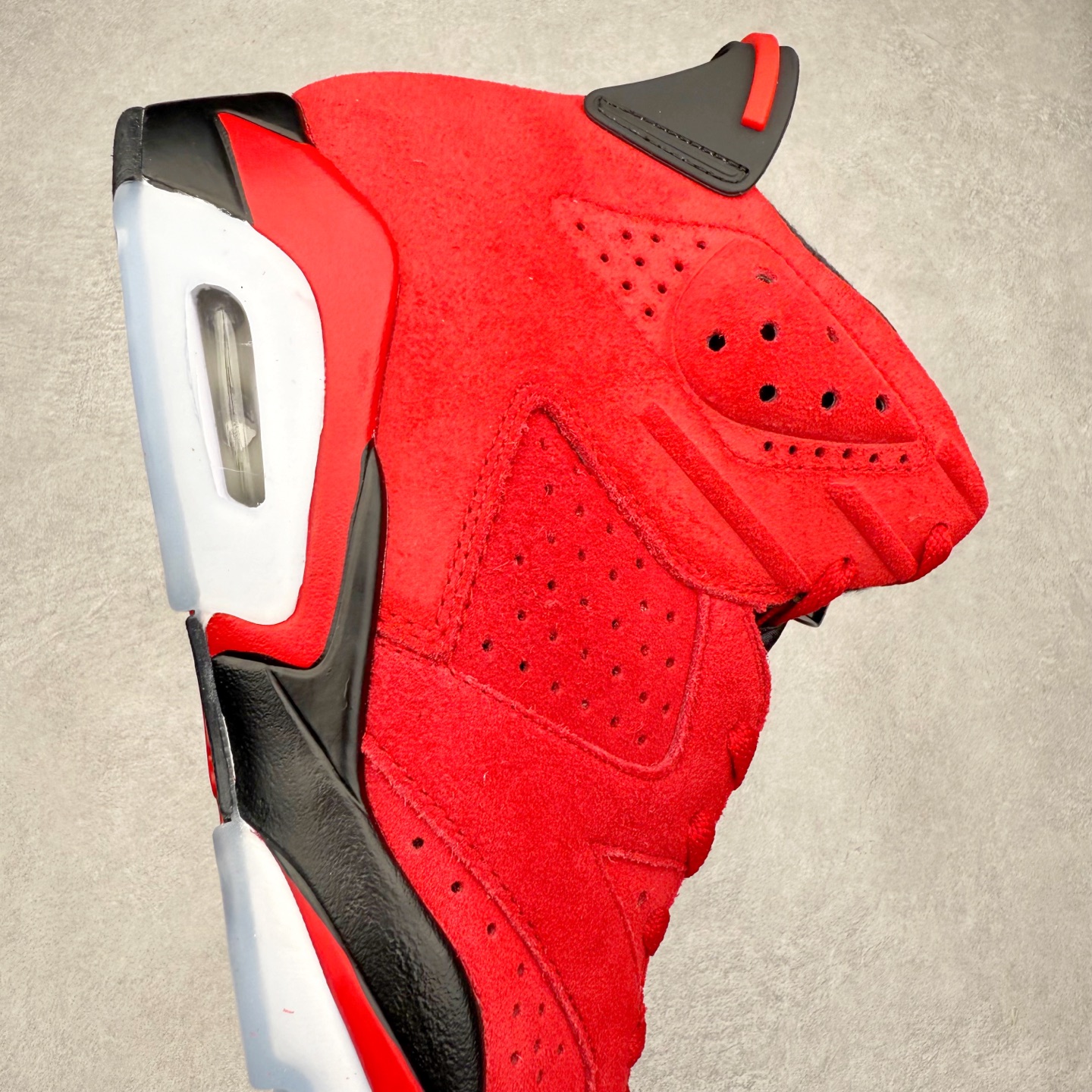 图片[6]-Air Jordan AJ6 Retro \\\”Toro\\\” 黑红愤怒的公牛 CT852-600 市场中端王者 耗时半年巨作 全套原纸板楦头开发 确保原汁原味 完美呈现六代版型 一比一鞋头弧度高度鞋身弧度 此版本只针对中端市场 皮料材质有所更替 其他数据细节工艺流程均保持一致 定制优质皮料 完美鞋型匹配公司货 正确TPU鞋舌锁扣 最新原厂底模 大底卡色咬花完美 鞋柜必备鞋款 终端现货供应 尺码：40 40.5 41 42 42.5 43 44 44.5 45 46 47.5-选品中心