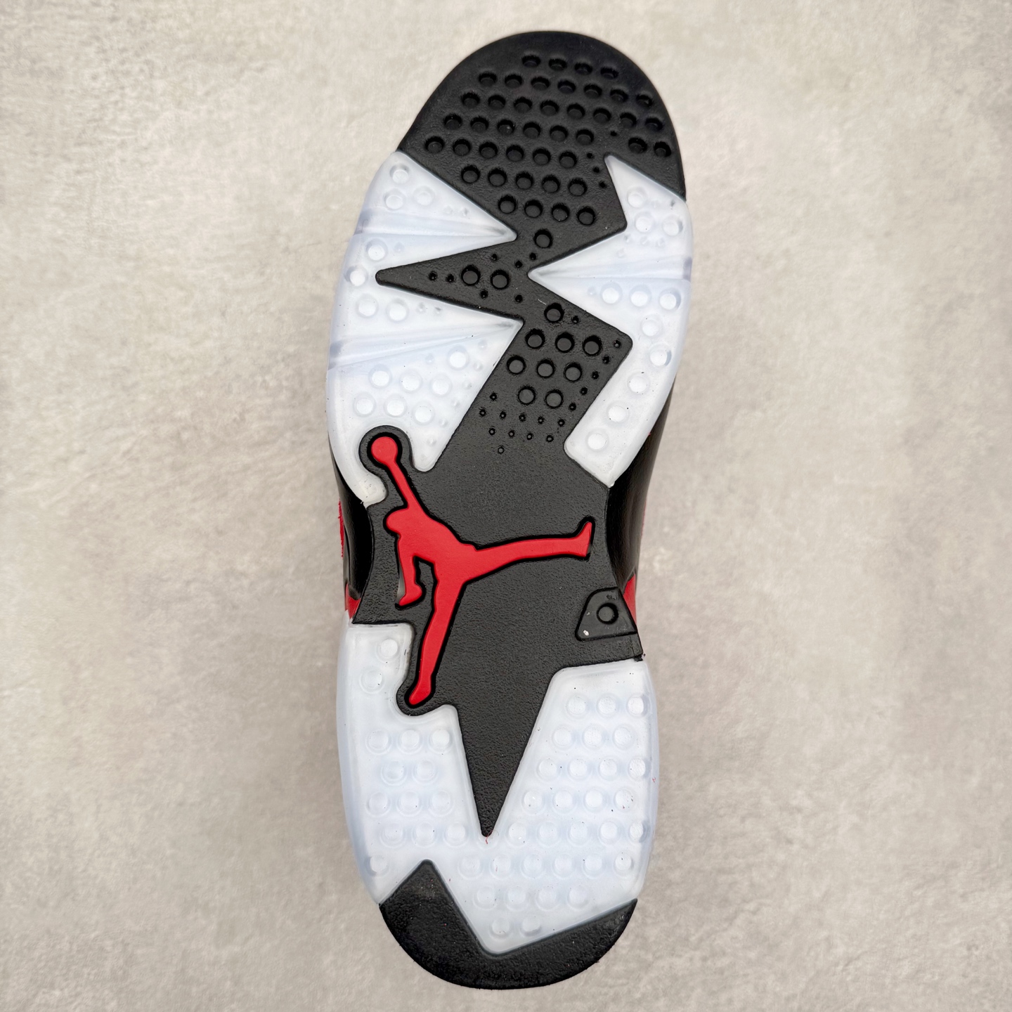 图片[9]-Air Jordan AJ6 Retro \\\”Toro\\\” 黑红愤怒的公牛 CT852-600 市场中端王者 耗时半年巨作 全套原纸板楦头开发 确保原汁原味 完美呈现六代版型 一比一鞋头弧度高度鞋身弧度 此版本只针对中端市场 皮料材质有所更替 其他数据细节工艺流程均保持一致 定制优质皮料 完美鞋型匹配公司货 正确TPU鞋舌锁扣 最新原厂底模 大底卡色咬花完美 鞋柜必备鞋款 终端现货供应 尺码：40 40.5 41 42 42.5 43 44 44.5 45 46 47.5-选品中心