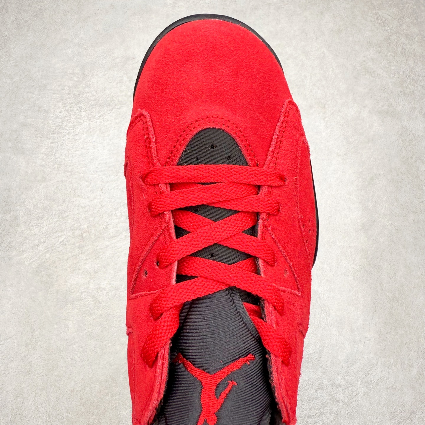 图片[4]-Air Jordan AJ6 Retro \\\”Toro\\\” 黑红愤怒的公牛 CT852-600 市场中端王者 耗时半年巨作 全套原纸板楦头开发 确保原汁原味 完美呈现六代版型 一比一鞋头弧度高度鞋身弧度 此版本只针对中端市场 皮料材质有所更替 其他数据细节工艺流程均保持一致 定制优质皮料 完美鞋型匹配公司货 正确TPU鞋舌锁扣 最新原厂底模 大底卡色咬花完美 鞋柜必备鞋款 终端现货供应 尺码：40 40.5 41 42 42.5 43 44 44.5 45 46 47.5-选品中心