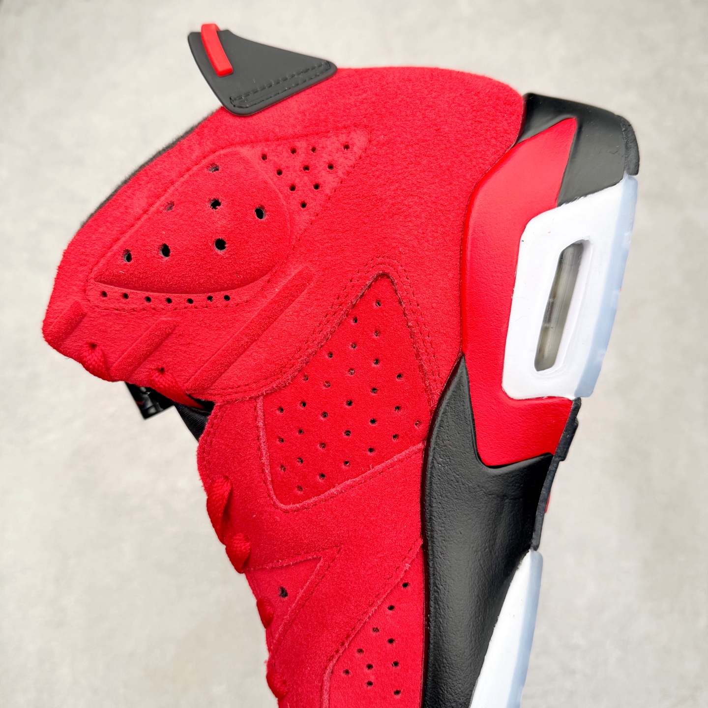 图片[7]-Air Jordan AJ6 Retro \\\”Toro\\\” 黑红愤怒的公牛 CT852-600 市场中端王者 耗时半年巨作 全套原纸板楦头开发 确保原汁原味 完美呈现六代版型 一比一鞋头弧度高度鞋身弧度 此版本只针对中端市场 皮料材质有所更替 其他数据细节工艺流程均保持一致 定制优质皮料 完美鞋型匹配公司货 正确TPU鞋舌锁扣 最新原厂底模 大底卡色咬花完美 鞋柜必备鞋款 终端现货供应 尺码：40 40.5 41 42 42.5 43 44 44.5 45 46 47.5-选品中心