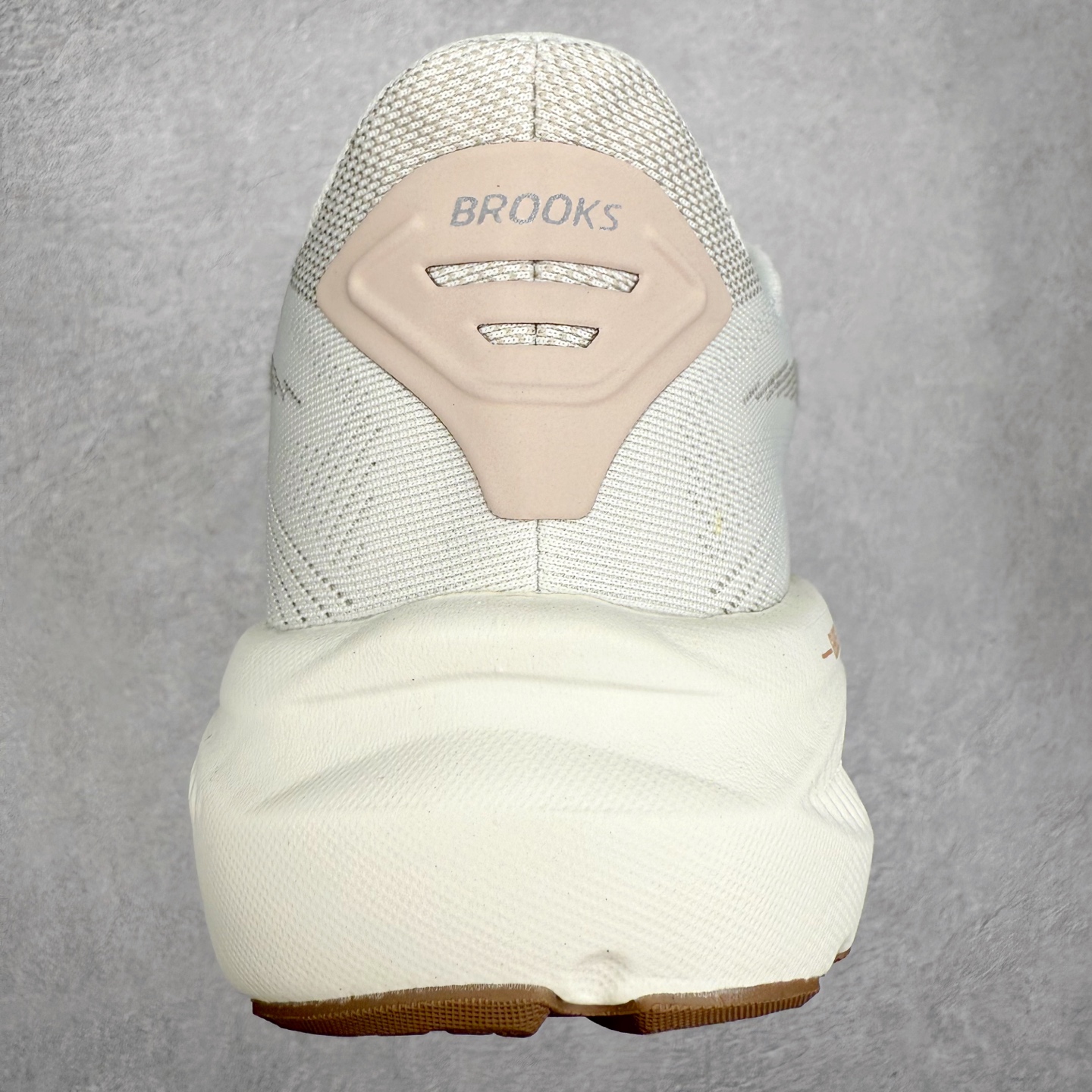 图片[8]-Brooks布鲁克斯 Ghost 17 马拉松舒适百搭防滑耐磨低帮跑步鞋 Brooks 四大跑鞋之一 百年品牌 跑鞋从外形上基本就能判断这是一款速度跑鞋 简洁干练的外形结构和极强的运动流线型看着非常有速度感 上脚的第一感觉是非常轻 美码9码的鞋单只206g不到 从个人偏好来说 200g左右的竞速鞋最具安全感 鞋面采用单层网布 很薄 前掌使用了大量开放式网眼 排气直接快速 透气性上乘 鞋舌也是轻量化设计 仅为一层麂皮 和脚背完美贴合 鞋舌中央有个防偏穿孔 从实际穿着来看 通常鞋舌都是外偏 如果是防偏穿孔位于中心 防偏效果其实并不十分有效 如果采用趋外侧的偏心设计更有效 鞋帮泡棉填充量不大 但非常紧凑 贴合舒适 包裹稳固 内置硬质TPU保证必要的稳定性 跑鞋中底采用的是DNA FLASH科技材料 DNA FLASH中底科技 是Brooks第一款将氮气注入中底的创新科技 主要原理是借助“超临界流体”发泡技术 将液态氮稳定的转化为气态氮 并使其均匀地形成无数紧密贴合的密闭式气囊结构 尺码：36 36.5 37.5 38 38.5 39 40 40.5 41 42 42.5 43 44 44.5 45 46-选品中心