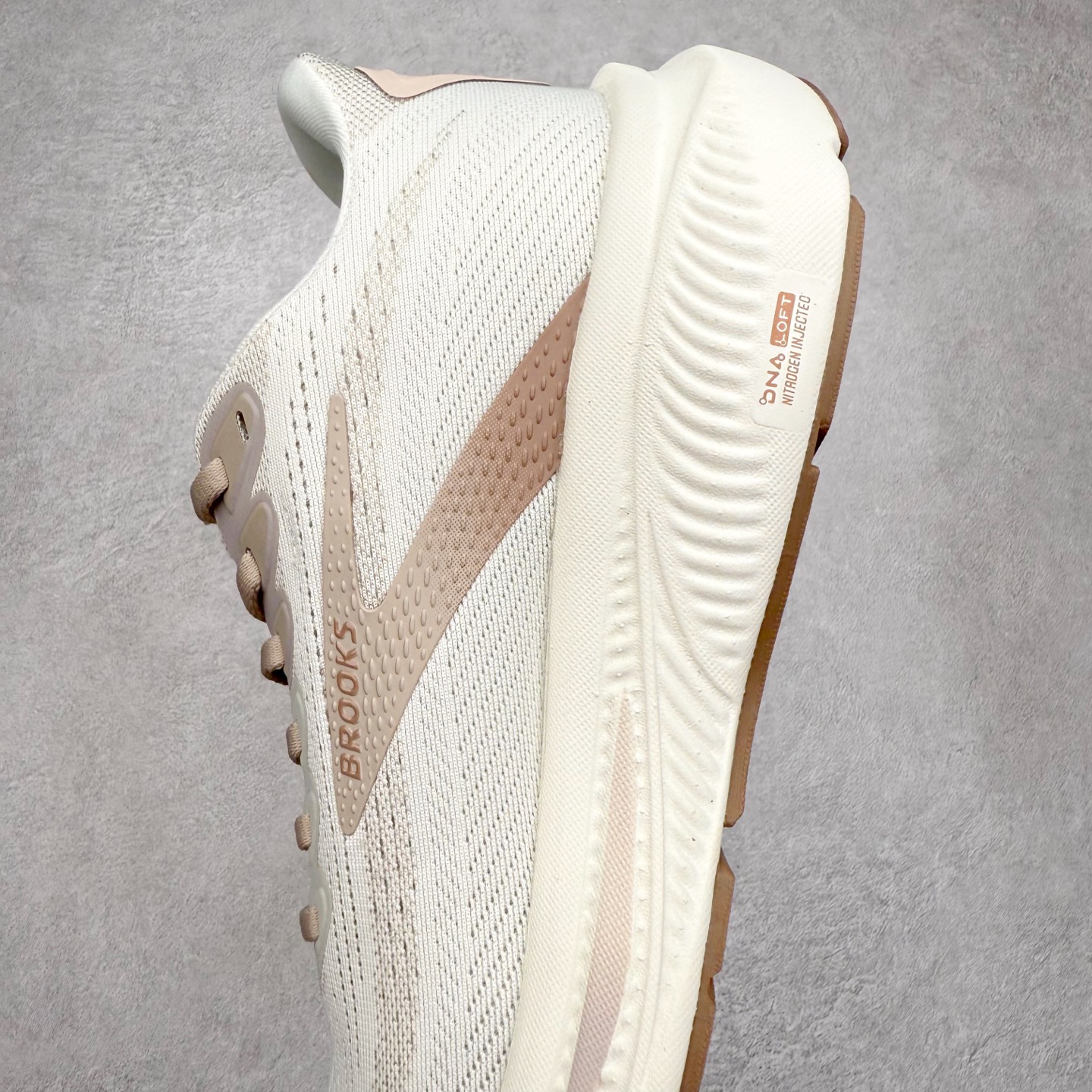 图片[7]-Brooks布鲁克斯 Ghost 17 马拉松舒适百搭防滑耐磨低帮跑步鞋 Brooks 四大跑鞋之一 百年品牌 跑鞋从外形上基本就能判断这是一款速度跑鞋 简洁干练的外形结构和极强的运动流线型看着非常有速度感 上脚的第一感觉是非常轻 美码9码的鞋单只206g不到 从个人偏好来说 200g左右的竞速鞋最具安全感 鞋面采用单层网布 很薄 前掌使用了大量开放式网眼 排气直接快速 透气性上乘 鞋舌也是轻量化设计 仅为一层麂皮 和脚背完美贴合 鞋舌中央有个防偏穿孔 从实际穿着来看 通常鞋舌都是外偏 如果是防偏穿孔位于中心 防偏效果其实并不十分有效 如果采用趋外侧的偏心设计更有效 鞋帮泡棉填充量不大 但非常紧凑 贴合舒适 包裹稳固 内置硬质TPU保证必要的稳定性 跑鞋中底采用的是DNA FLASH科技材料 DNA FLASH中底科技 是Brooks第一款将氮气注入中底的创新科技 主要原理是借助“超临界流体”发泡技术 将液态氮稳定的转化为气态氮 并使其均匀地形成无数紧密贴合的密闭式气囊结构 尺码：36 36.5 37.5 38 38.5 39 40 40.5 41 42 42.5 43 44 44.5 45 46-选品中心