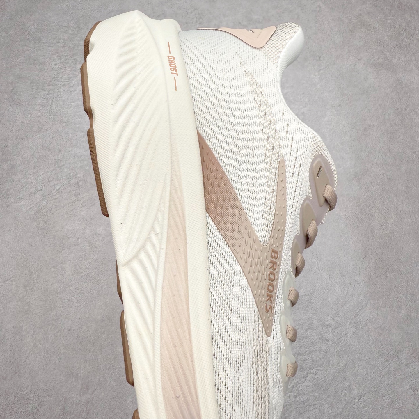 图片[6]-Brooks布鲁克斯 Ghost 17 马拉松舒适百搭防滑耐磨低帮跑步鞋 Brooks 四大跑鞋之一 百年品牌 跑鞋从外形上基本就能判断这是一款速度跑鞋 简洁干练的外形结构和极强的运动流线型看着非常有速度感 上脚的第一感觉是非常轻 美码9码的鞋单只206g不到 从个人偏好来说 200g左右的竞速鞋最具安全感 鞋面采用单层网布 很薄 前掌使用了大量开放式网眼 排气直接快速 透气性上乘 鞋舌也是轻量化设计 仅为一层麂皮 和脚背完美贴合 鞋舌中央有个防偏穿孔 从实际穿着来看 通常鞋舌都是外偏 如果是防偏穿孔位于中心 防偏效果其实并不十分有效 如果采用趋外侧的偏心设计更有效 鞋帮泡棉填充量不大 但非常紧凑 贴合舒适 包裹稳固 内置硬质TPU保证必要的稳定性 跑鞋中底采用的是DNA FLASH科技材料 DNA FLASH中底科技 是Brooks第一款将氮气注入中底的创新科技 主要原理是借助“超临界流体”发泡技术 将液态氮稳定的转化为气态氮 并使其均匀地形成无数紧密贴合的密闭式气囊结构 尺码：36 36.5 37.5 38 38.5 39 40 40.5 41 42 42.5 43 44 44.5 45 46-选品中心