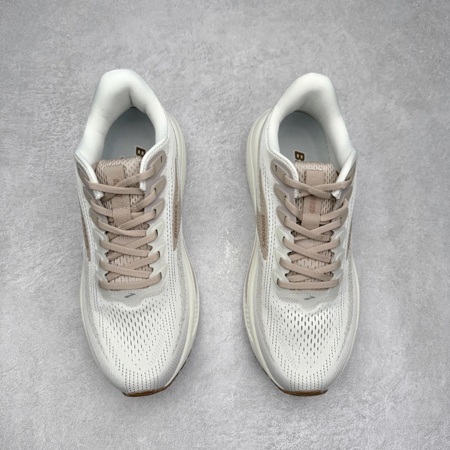 图片[2]-Brooks布鲁克斯 Ghost 17 马拉松舒适百搭防滑耐磨低帮跑步鞋 Brooks 四大跑鞋之一 百年品牌 跑鞋从外形上基本就能判断这是一款速度跑鞋 简洁干练的外形结构和极强的运动流线型看着非常有速度感 上脚的第一感觉是非常轻 美码9码的鞋单只206g不到 从个人偏好来说 200g左右的竞速鞋最具安全感 鞋面采用单层网布 很薄 前掌使用了大量开放式网眼 排气直接快速 透气性上乘 鞋舌也是轻量化设计 仅为一层麂皮 和脚背完美贴合 鞋舌中央有个防偏穿孔 从实际穿着来看 通常鞋舌都是外偏 如果是防偏穿孔位于中心 防偏效果其实并不十分有效 如果采用趋外侧的偏心设计更有效 鞋帮泡棉填充量不大 但非常紧凑 贴合舒适 包裹稳固 内置硬质TPU保证必要的稳定性 跑鞋中底采用的是DNA FLASH科技材料 DNA FLASH中底科技 是Brooks第一款将氮气注入中底的创新科技 主要原理是借助“超临界流体”发泡技术 将液态氮稳定的转化为气态氮 并使其均匀地形成无数紧密贴合的密闭式气囊结构 尺码：36 36.5 37.5 38 38.5 39 40 40.5 41 42 42.5 43 44 44.5 45 46-选品中心