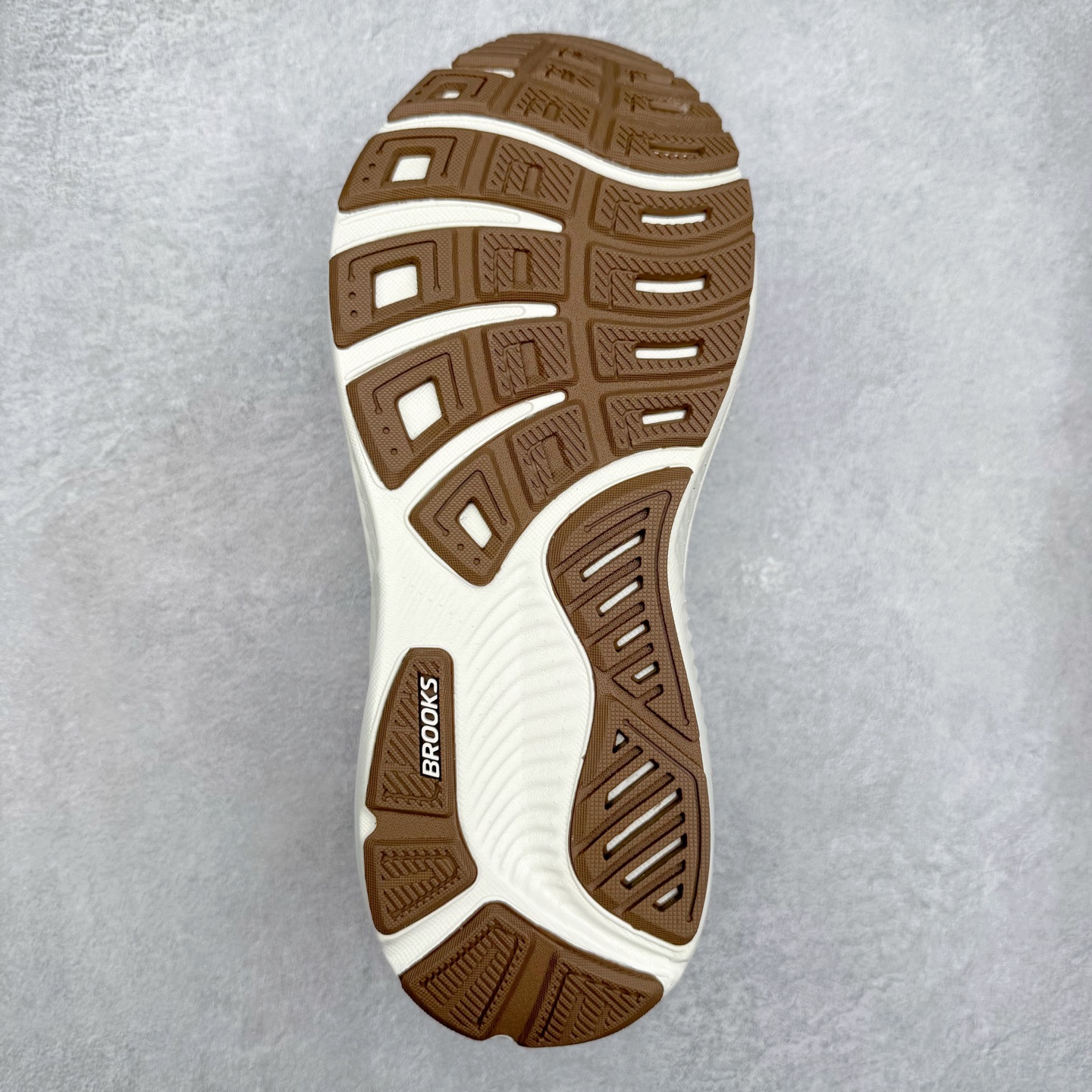 图片[9]-Brooks布鲁克斯 Ghost 17 马拉松舒适百搭防滑耐磨低帮跑步鞋 Brooks 四大跑鞋之一 百年品牌 跑鞋从外形上基本就能判断这是一款速度跑鞋 简洁干练的外形结构和极强的运动流线型看着非常有速度感 上脚的第一感觉是非常轻 美码9码的鞋单只206g不到 从个人偏好来说 200g左右的竞速鞋最具安全感 鞋面采用单层网布 很薄 前掌使用了大量开放式网眼 排气直接快速 透气性上乘 鞋舌也是轻量化设计 仅为一层麂皮 和脚背完美贴合 鞋舌中央有个防偏穿孔 从实际穿着来看 通常鞋舌都是外偏 如果是防偏穿孔位于中心 防偏效果其实并不十分有效 如果采用趋外侧的偏心设计更有效 鞋帮泡棉填充量不大 但非常紧凑 贴合舒适 包裹稳固 内置硬质TPU保证必要的稳定性 跑鞋中底采用的是DNA FLASH科技材料 DNA FLASH中底科技 是Brooks第一款将氮气注入中底的创新科技 主要原理是借助“超临界流体”发泡技术 将液态氮稳定的转化为气态氮 并使其均匀地形成无数紧密贴合的密闭式气囊结构 尺码：36 36.5 37.5 38 38.5 39 40 40.5 41 42 42.5 43 44 44.5 45 46-选品中心