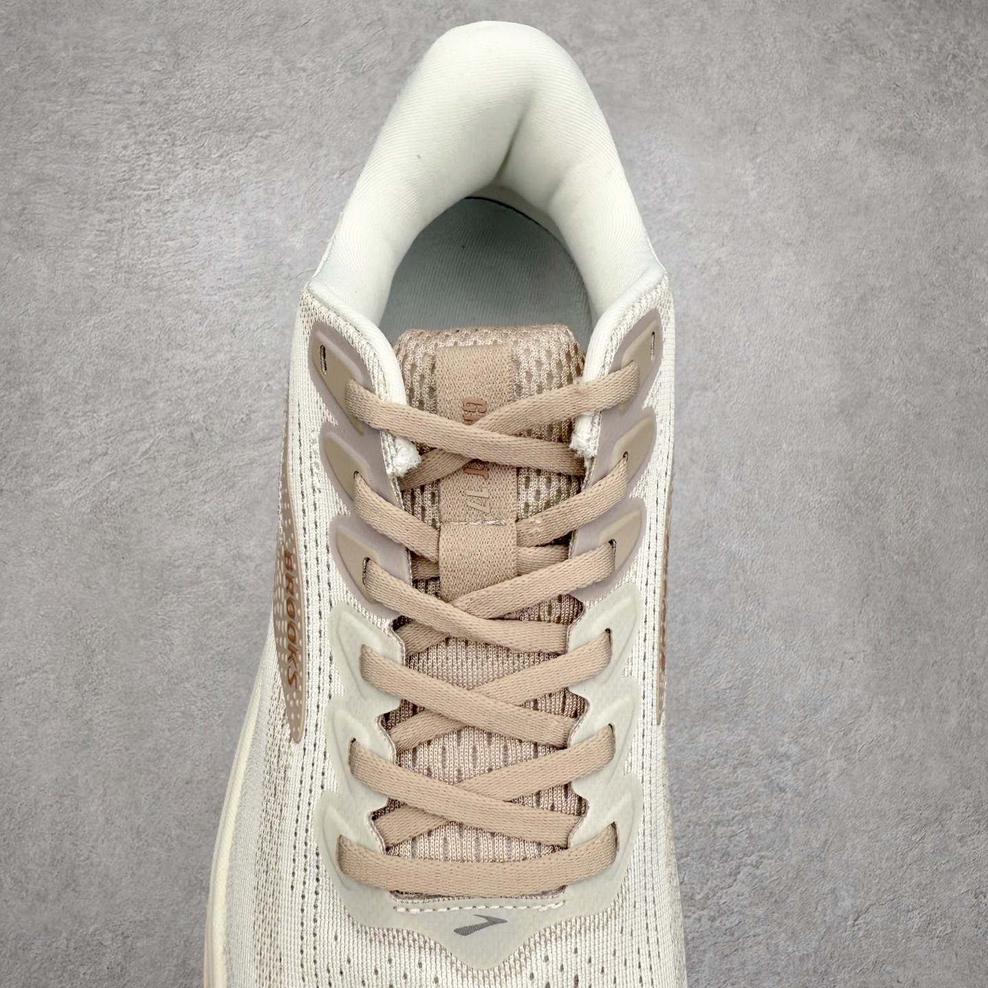 图片[5]-Brooks布鲁克斯 Ghost 17 马拉松舒适百搭防滑耐磨低帮跑步鞋 Brooks 四大跑鞋之一 百年品牌 跑鞋从外形上基本就能判断这是一款速度跑鞋 简洁干练的外形结构和极强的运动流线型看着非常有速度感 上脚的第一感觉是非常轻 美码9码的鞋单只206g不到 从个人偏好来说 200g左右的竞速鞋最具安全感 鞋面采用单层网布 很薄 前掌使用了大量开放式网眼 排气直接快速 透气性上乘 鞋舌也是轻量化设计 仅为一层麂皮 和脚背完美贴合 鞋舌中央有个防偏穿孔 从实际穿着来看 通常鞋舌都是外偏 如果是防偏穿孔位于中心 防偏效果其实并不十分有效 如果采用趋外侧的偏心设计更有效 鞋帮泡棉填充量不大 但非常紧凑 贴合舒适 包裹稳固 内置硬质TPU保证必要的稳定性 跑鞋中底采用的是DNA FLASH科技材料 DNA FLASH中底科技 是Brooks第一款将氮气注入中底的创新科技 主要原理是借助“超临界流体”发泡技术 将液态氮稳定的转化为气态氮 并使其均匀地形成无数紧密贴合的密闭式气囊结构 尺码：36 36.5 37.5 38 38.5 39 40 40.5 41 42 42.5 43 44 44.5 45 46-选品中心