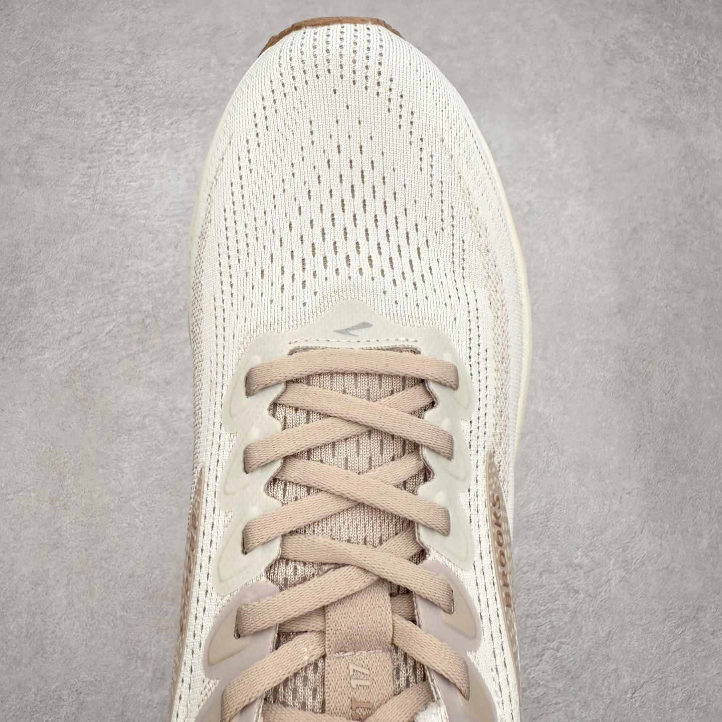 图片[4]-Brooks布鲁克斯 Ghost 17 马拉松舒适百搭防滑耐磨低帮跑步鞋 Brooks 四大跑鞋之一 百年品牌 跑鞋从外形上基本就能判断这是一款速度跑鞋 简洁干练的外形结构和极强的运动流线型看着非常有速度感 上脚的第一感觉是非常轻 美码9码的鞋单只206g不到 从个人偏好来说 200g左右的竞速鞋最具安全感 鞋面采用单层网布 很薄 前掌使用了大量开放式网眼 排气直接快速 透气性上乘 鞋舌也是轻量化设计 仅为一层麂皮 和脚背完美贴合 鞋舌中央有个防偏穿孔 从实际穿着来看 通常鞋舌都是外偏 如果是防偏穿孔位于中心 防偏效果其实并不十分有效 如果采用趋外侧的偏心设计更有效 鞋帮泡棉填充量不大 但非常紧凑 贴合舒适 包裹稳固 内置硬质TPU保证必要的稳定性 跑鞋中底采用的是DNA FLASH科技材料 DNA FLASH中底科技 是Brooks第一款将氮气注入中底的创新科技 主要原理是借助“超临界流体”发泡技术 将液态氮稳定的转化为气态氮 并使其均匀地形成无数紧密贴合的密闭式气囊结构 尺码：36 36.5 37.5 38 38.5 39 40 40.5 41 42 42.5 43 44 44.5 45 46-选品中心