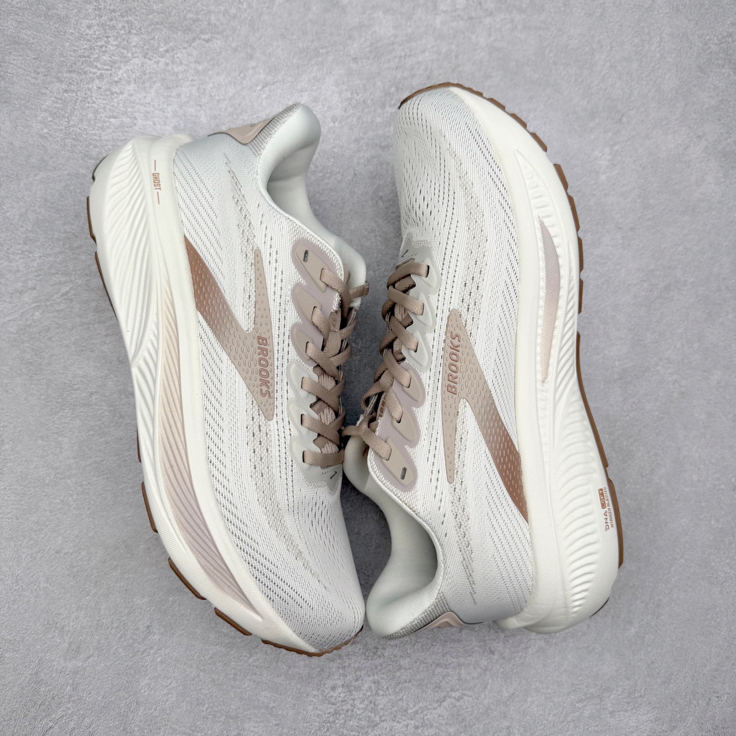 图片[3]-Brooks布鲁克斯 Ghost 17 马拉松舒适百搭防滑耐磨低帮跑步鞋 Brooks 四大跑鞋之一 百年品牌 跑鞋从外形上基本就能判断这是一款速度跑鞋 简洁干练的外形结构和极强的运动流线型看着非常有速度感 上脚的第一感觉是非常轻 美码9码的鞋单只206g不到 从个人偏好来说 200g左右的竞速鞋最具安全感 鞋面采用单层网布 很薄 前掌使用了大量开放式网眼 排气直接快速 透气性上乘 鞋舌也是轻量化设计 仅为一层麂皮 和脚背完美贴合 鞋舌中央有个防偏穿孔 从实际穿着来看 通常鞋舌都是外偏 如果是防偏穿孔位于中心 防偏效果其实并不十分有效 如果采用趋外侧的偏心设计更有效 鞋帮泡棉填充量不大 但非常紧凑 贴合舒适 包裹稳固 内置硬质TPU保证必要的稳定性 跑鞋中底采用的是DNA FLASH科技材料 DNA FLASH中底科技 是Brooks第一款将氮气注入中底的创新科技 主要原理是借助“超临界流体”发泡技术 将液态氮稳定的转化为气态氮 并使其均匀地形成无数紧密贴合的密闭式气囊结构 尺码：36 36.5 37.5 38 38.5 39 40 40.5 41 42 42.5 43 44 44.5 45 46-选品中心