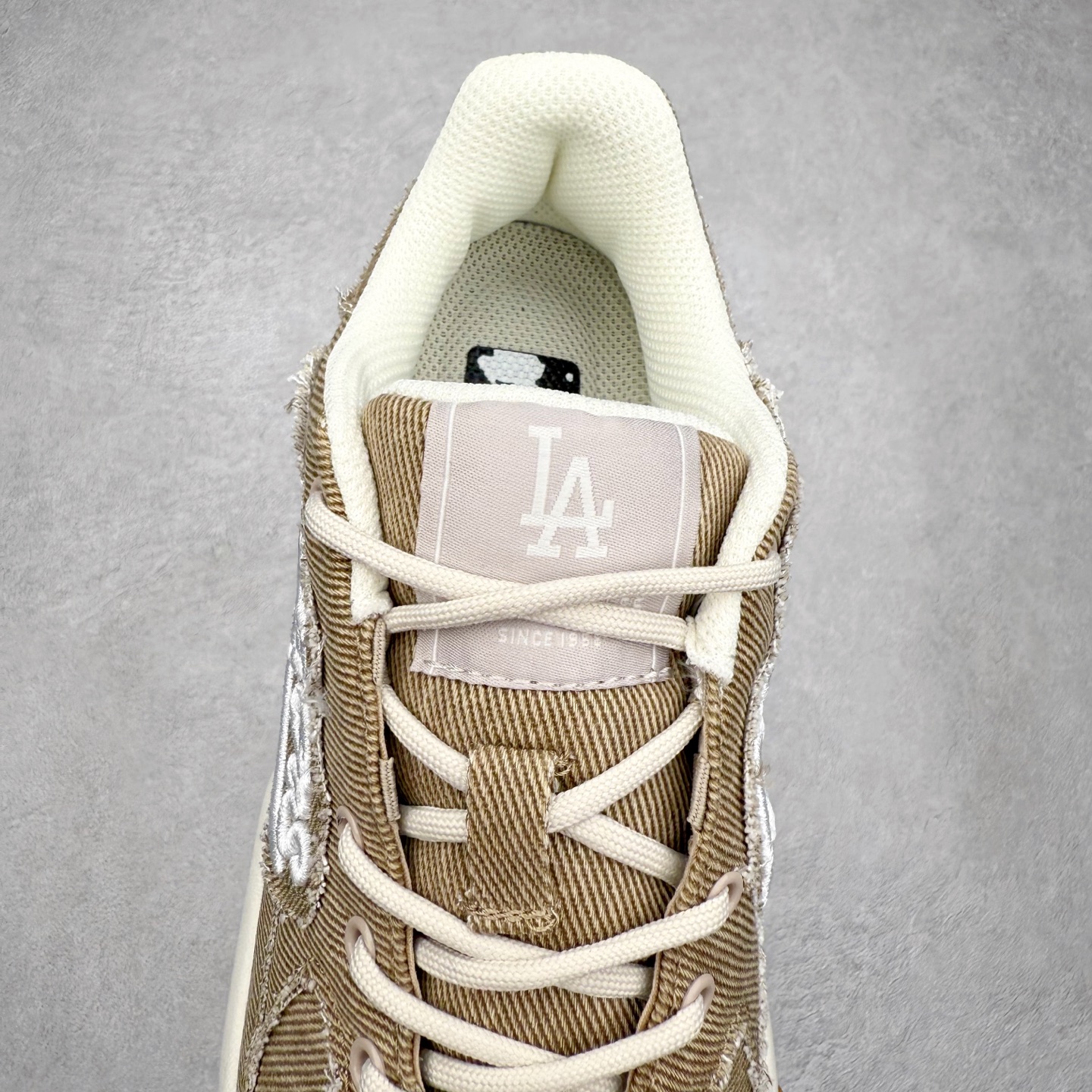 图片[5]-MLB Big Ball Chunky 复古印花老爹鞋系列低帮轻量增高厚底百搭休闲运动慢跑鞋 Korea韩国联名NY美国榄球纽约洋基队限定 韩国代购专供 全套原楦原纸板原厂数据开发 正确中底拉帮中底网布细节 平台代购专供 左脚内置芯片 韩国代购吊牌标贴 独家一比一RB+MD组合大底 高频后跟小人Logo精准对位立体饱满 正确网布加超迁鞋面 转印中底走线紧密 转印Logo工艺表层防刮不掉色 尺码：35 36 36.5 37.5 38 38.5 39 40 40.5 41 42 42.5 43 44 45-选品中心