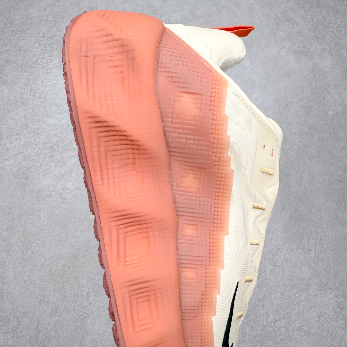 图片[6]-HYEIN SEO x NK Ava Rover 百搭舒适耐磨低帮跑步鞋 男女同款 流线型轮廓，通过轻薄物料鞋面结合 TPU 网格状支撑示人，增厚的中底材质选用 ReactX 加持，华夫外底收尾。鞋垫与后跟鞋提，克制点缀 Hyein Seo 字样。鞋垫与鞋提则采用菱形格纹的变化元素呈现。实拍调校N版已经零色差零失真 百分百还原实物色彩所见即所得 不存在货不对板色差等低级问题 选购参考实物拍摄 不混卖不参货 只用心做好货严格选品 承诺混一赔十 尺码：36 36.5 37.5 38 38.5 39 40 40.5 41 42 42.5 43 44 44.5 45-选品中心