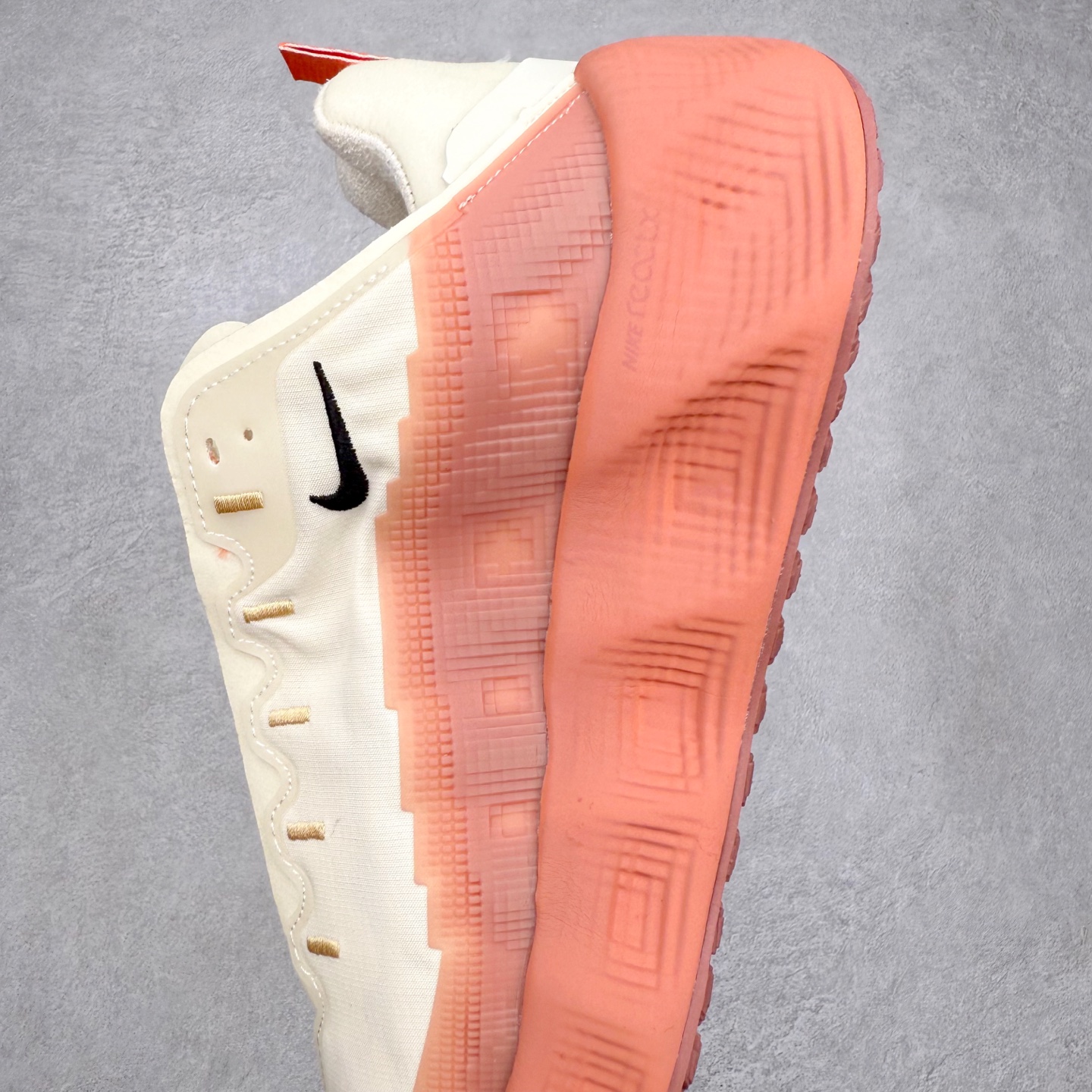 图片[7]-HYEIN SEO x NK Ava Rover 百搭舒适耐磨低帮跑步鞋 男女同款 流线型轮廓，通过轻薄物料鞋面结合 TPU 网格状支撑示人，增厚的中底材质选用 ReactX 加持，华夫外底收尾。鞋垫与后跟鞋提，克制点缀 Hyein Seo 字样。鞋垫与鞋提则采用菱形格纹的变化元素呈现。实拍调校N版已经零色差零失真 百分百还原实物色彩所见即所得 不存在货不对板色差等低级问题 选购参考实物拍摄 不混卖不参货 只用心做好货严格选品 承诺混一赔十 尺码：36 36.5 37.5 38 38.5 39 40 40.5 41 42 42.5 43 44 44.5 45-选品中心