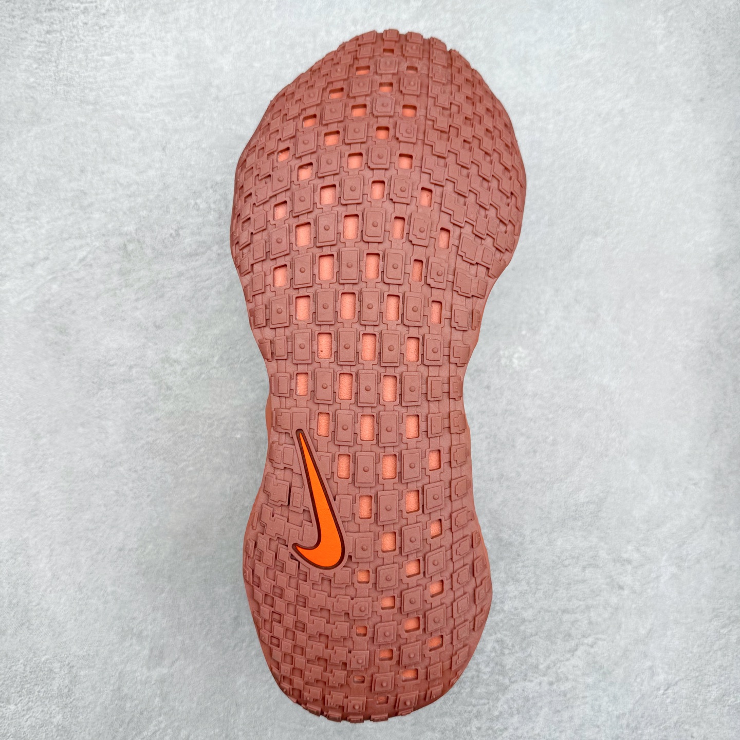 图片[9]-HYEIN SEO x NK Ava Rover 百搭舒适耐磨低帮跑步鞋 男女同款 流线型轮廓，通过轻薄物料鞋面结合 TPU 网格状支撑示人，增厚的中底材质选用 ReactX 加持，华夫外底收尾。鞋垫与后跟鞋提，克制点缀 Hyein Seo 字样。鞋垫与鞋提则采用菱形格纹的变化元素呈现。实拍调校N版已经零色差零失真 百分百还原实物色彩所见即所得 不存在货不对板色差等低级问题 选购参考实物拍摄 不混卖不参货 只用心做好货严格选品 承诺混一赔十 尺码：36 36.5 37.5 38 38.5 39 40 40.5 41 42 42.5 43 44 44.5 45-选品中心