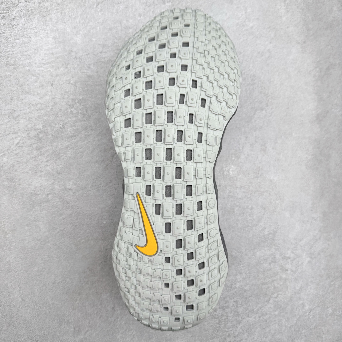 图片[9]-HYEIN SEO x NK Ava Rover 百搭舒适耐磨低帮跑步鞋 男女同款 流线型轮廓，通过轻薄物料鞋面结合 TPU 网格状支撑示人，增厚的中底材质选用 ReactX 加持，华夫外底收尾。鞋垫与后跟鞋提，克制点缀 Hyein Seo 字样。鞋垫与鞋提则采用菱形格纹的变化元素呈现。实拍调校N版已经零色差零失真 百分百还原实物色彩所见即所得 不存在货不对板色差等低级问题 选购参考实物拍摄 不混卖不参货 只用心做好货严格选品 承诺混一赔十 尺码：36 36.5 37.5 38 38.5 39 40 40.5 41 42 42.5 43 44 44.5 45-选品中心