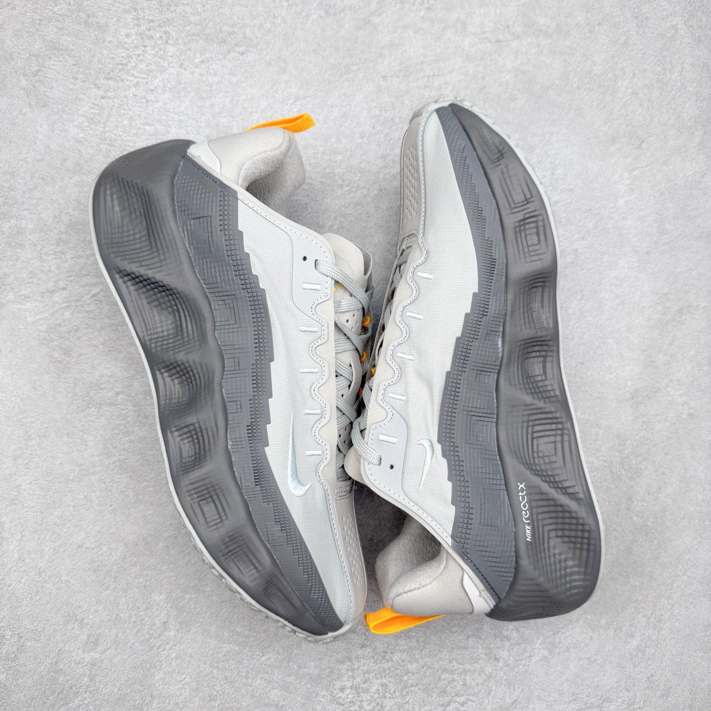 图片[3]-HYEIN SEO x NK Ava Rover 百搭舒适耐磨低帮跑步鞋 男女同款 流线型轮廓，通过轻薄物料鞋面结合 TPU 网格状支撑示人，增厚的中底材质选用 ReactX 加持，华夫外底收尾。鞋垫与后跟鞋提，克制点缀 Hyein Seo 字样。鞋垫与鞋提则采用菱形格纹的变化元素呈现。实拍调校N版已经零色差零失真 百分百还原实物色彩所见即所得 不存在货不对板色差等低级问题 选购参考实物拍摄 不混卖不参货 只用心做好货严格选品 承诺混一赔十 尺码：36 36.5 37.5 38 38.5 39 40 40.5 41 42 42.5 43 44 44.5 45-选品中心