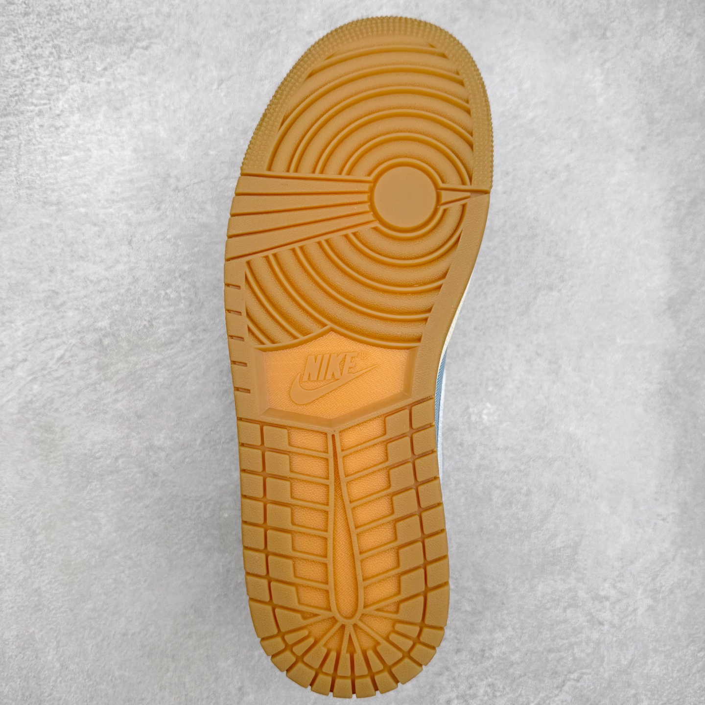 图片[9]-＃DT纯原 Air Jordan AJ1 Low 低帮 HQ2004-400 终端优势供应 市面中低帮最具代表性版本没有之一 口碑大厂出品 品控大底版型不断改良更新 全套原纸板楦头开发 确保原汁原味 完美呈现版型 完美零毛边处理 原厂内置全掌气垫 价格定位良心 平台专用代工流水线出品 一眼公司既视感 拿到手的一瞬间就与众不同 碾压市面所有版本 全部原鞋开发 每一个配色都会采购原鞋确认细节 打破市面看图做货无好货之说 尺码：35.5 36 36.5 37.5 38 38.5 39 40 40.5 41 42 42.5 43 44 44.5 45 46-选品中心