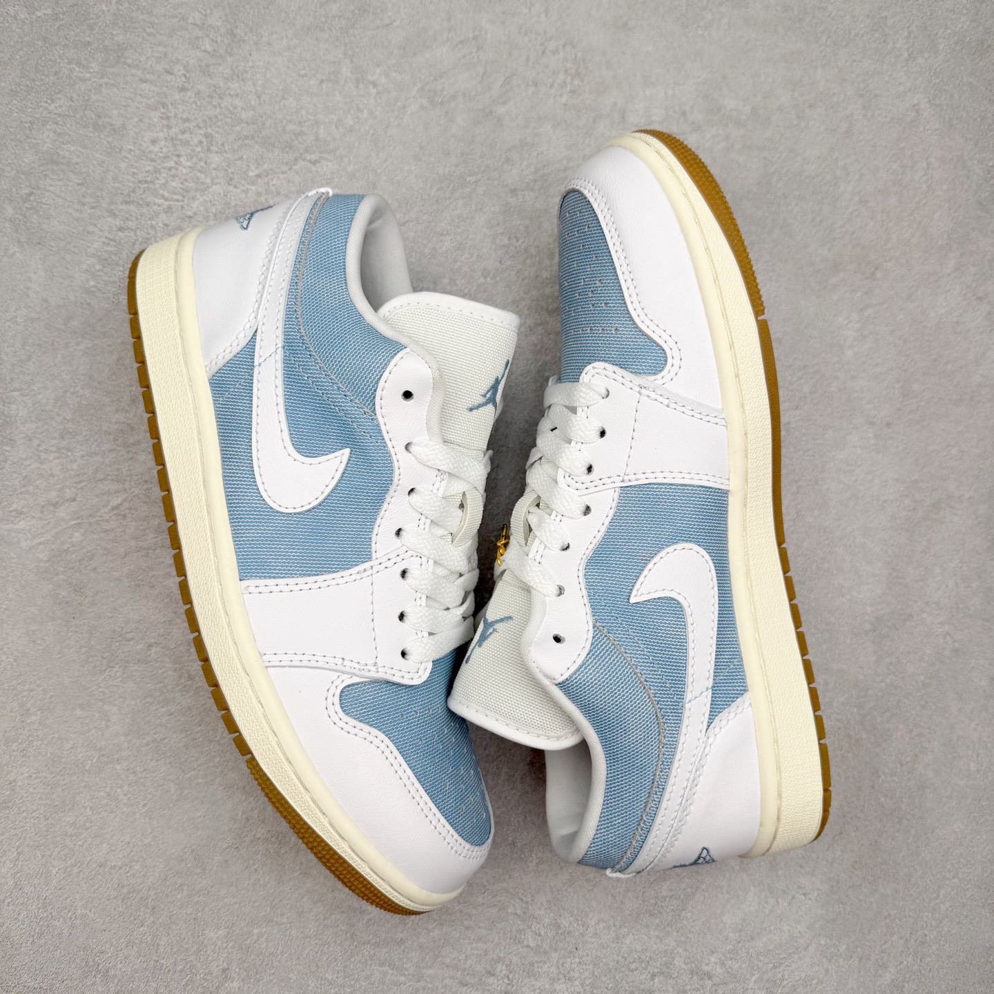 图片[3]-＃DT纯原 Air Jordan AJ1 Low 低帮 HQ2004-400 终端优势供应 市面中低帮最具代表性版本没有之一 口碑大厂出品 品控大底版型不断改良更新 全套原纸板楦头开发 确保原汁原味 完美呈现版型 完美零毛边处理 原厂内置全掌气垫 价格定位良心 平台专用代工流水线出品 一眼公司既视感 拿到手的一瞬间就与众不同 碾压市面所有版本 全部原鞋开发 每一个配色都会采购原鞋确认细节 打破市面看图做货无好货之说 尺码：35.5 36 36.5 37.5 38 38.5 39 40 40.5 41 42 42.5 43 44 44.5 45 46-选品中心