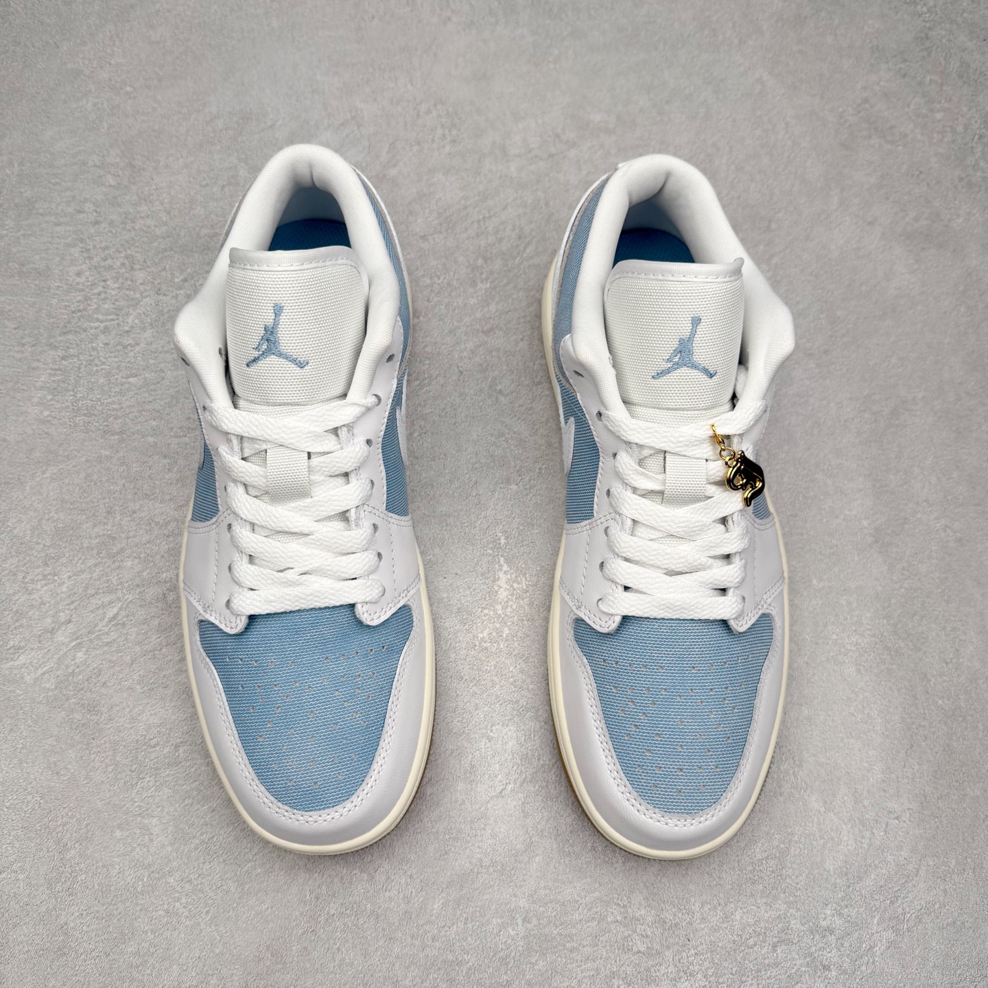 图片[2]-＃DT纯原 Air Jordan AJ1 Low 低帮 HQ2004-400 终端优势供应 市面中低帮最具代表性版本没有之一 口碑大厂出品 品控大底版型不断改良更新 全套原纸板楦头开发 确保原汁原味 完美呈现版型 完美零毛边处理 原厂内置全掌气垫 价格定位良心 平台专用代工流水线出品 一眼公司既视感 拿到手的一瞬间就与众不同 碾压市面所有版本 全部原鞋开发 每一个配色都会采购原鞋确认细节 打破市面看图做货无好货之说 尺码：35.5 36 36.5 37.5 38 38.5 39 40 40.5 41 42 42.5 43 44 44.5 45 46-选品中心