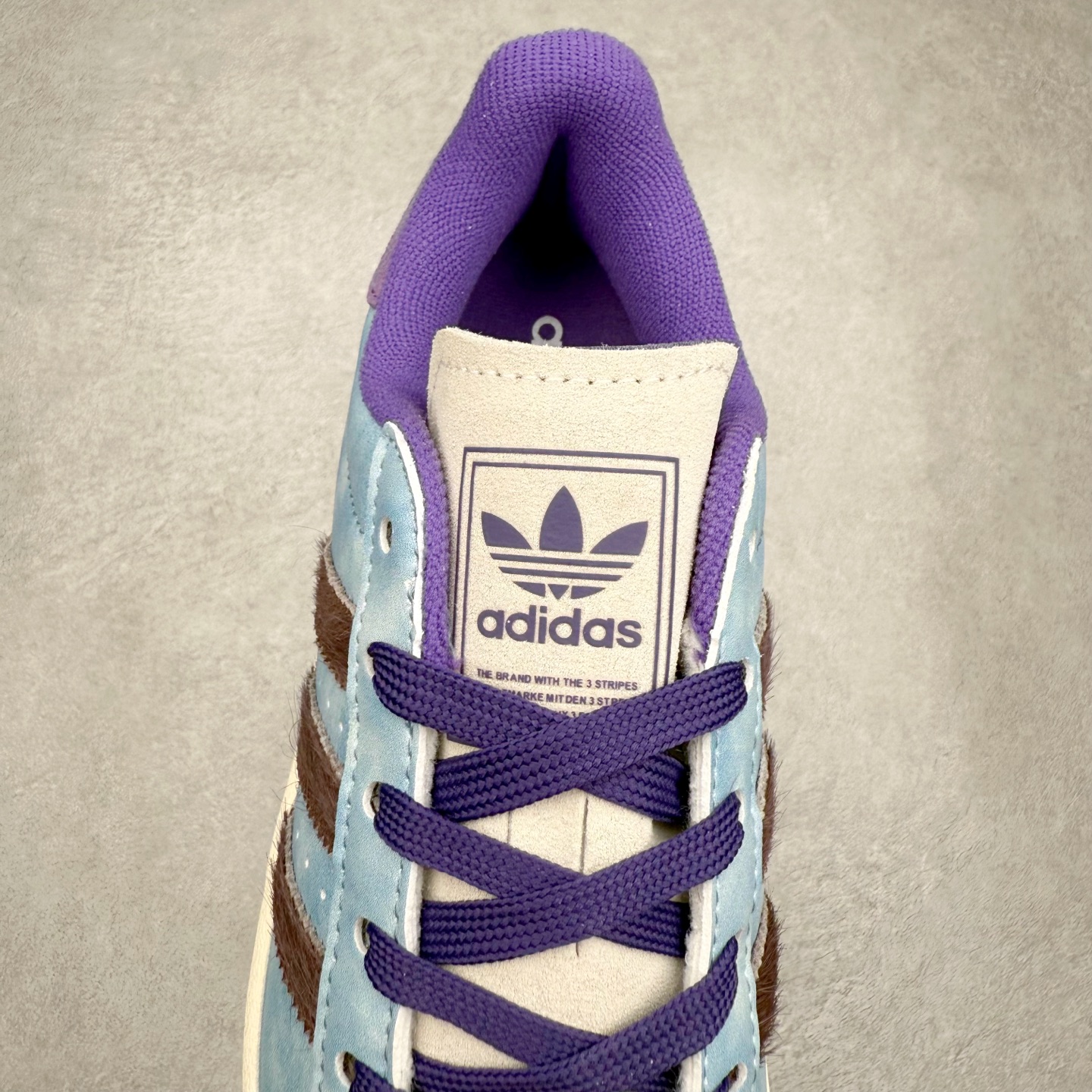 图片[5]-AD Originals Superstar 经典复古贝壳头板鞋 KI3533 诞生于1969年 是第一双将全皮面鞋 身与橡胶鞋头结合在一起的低帮篮球鞋 Superstar最开始 是作为高帮篮球鞋Pro Model的低帮版本而出现的 但因为其独特和醒目的橡胶鞋头造型而让大家熟知 被大家形象地称为\\\”shelltoe\\\”贝壳头 在70年代的美国职业篮球场上 接近3/4的NBA球员都将这双Superstar作为场上用鞋 80年代之后 经过不断的改良和发展 Superstar逐渐成为横跨时装、音乐、街头文化、休闲和运动等各大领域的时尚潮鞋 尺码：36 36.5 37 38 38.5 39 40 40.5 41 42 42.5 43 44 44.5 45-选品中心