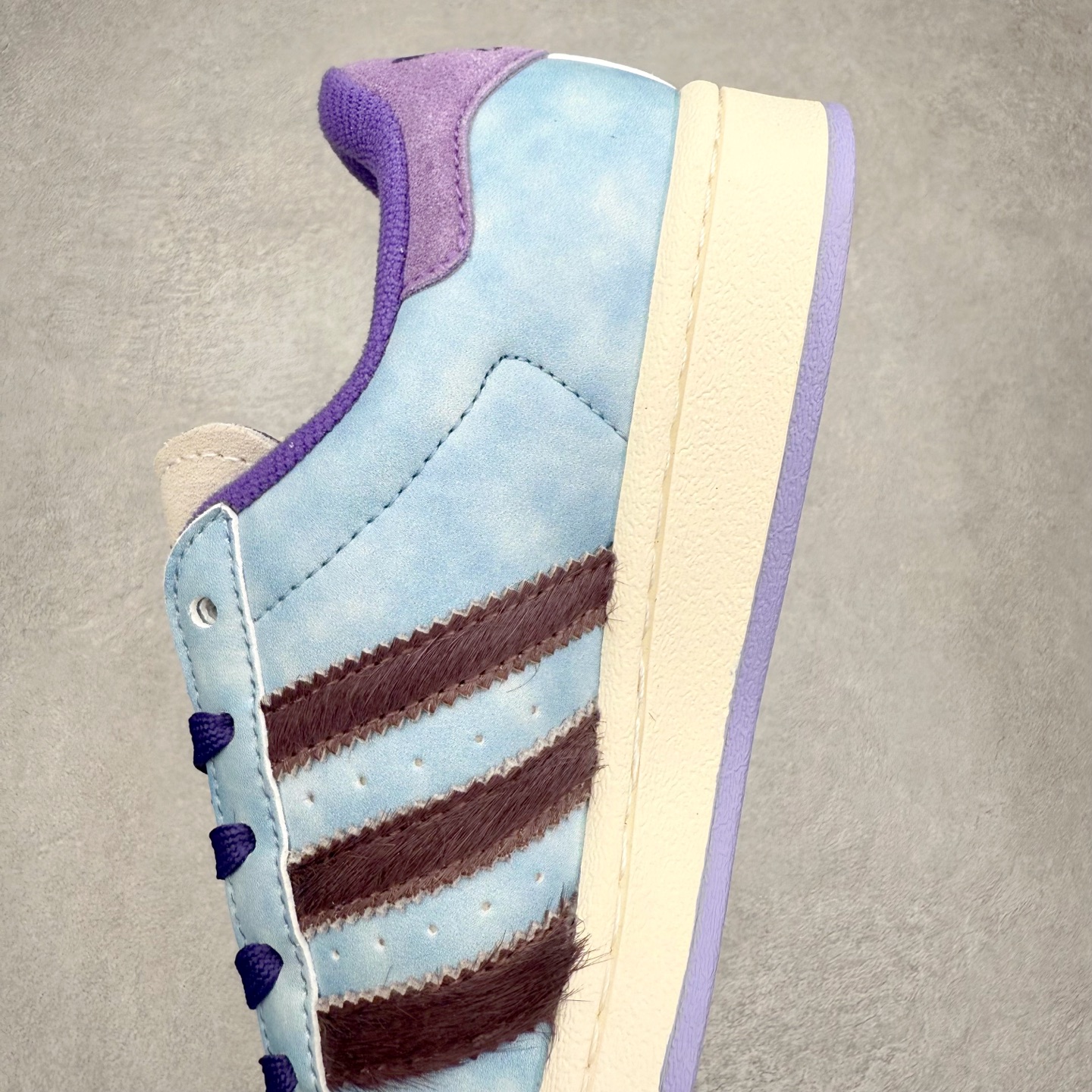 图片[7]-AD Originals Superstar 经典复古贝壳头板鞋 KI3533 诞生于1969年 是第一双将全皮面鞋 身与橡胶鞋头结合在一起的低帮篮球鞋 Superstar最开始 是作为高帮篮球鞋Pro Model的低帮版本而出现的 但因为其独特和醒目的橡胶鞋头造型而让大家熟知 被大家形象地称为\\\”shelltoe\\\”贝壳头 在70年代的美国职业篮球场上 接近3/4的NBA球员都将这双Superstar作为场上用鞋 80年代之后 经过不断的改良和发展 Superstar逐渐成为横跨时装、音乐、街头文化、休闲和运动等各大领域的时尚潮鞋 尺码：36 36.5 37 38 38.5 39 40 40.5 41 42 42.5 43 44 44.5 45-选品中心