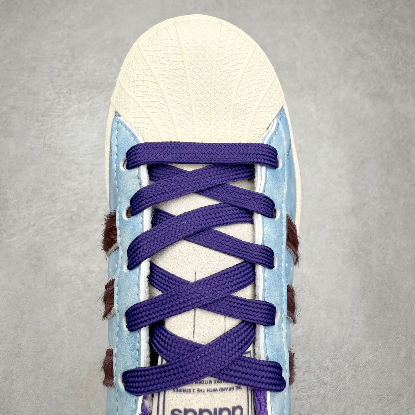 图片[4]-AD Originals Superstar 经典复古贝壳头板鞋 KI3533 诞生于1969年 是第一双将全皮面鞋 身与橡胶鞋头结合在一起的低帮篮球鞋 Superstar最开始 是作为高帮篮球鞋Pro Model的低帮版本而出现的 但因为其独特和醒目的橡胶鞋头造型而让大家熟知 被大家形象地称为\\\”shelltoe\\\”贝壳头 在70年代的美国职业篮球场上 接近3/4的NBA球员都将这双Superstar作为场上用鞋 80年代之后 经过不断的改良和发展 Superstar逐渐成为横跨时装、音乐、街头文化、休闲和运动等各大领域的时尚潮鞋 尺码：36 36.5 37 38 38.5 39 40 40.5 41 42 42.5 43 44 44.5 45-选品中心