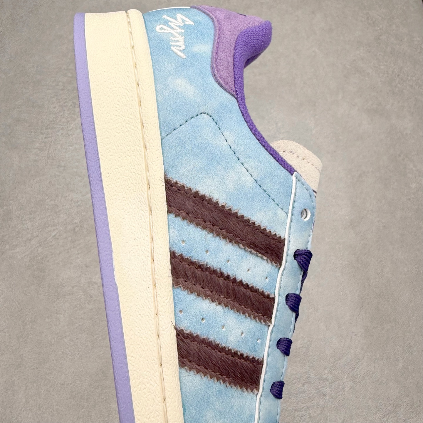 图片[6]-AD Originals Superstar 经典复古贝壳头板鞋 KI3533 诞生于1969年 是第一双将全皮面鞋 身与橡胶鞋头结合在一起的低帮篮球鞋 Superstar最开始 是作为高帮篮球鞋Pro Model的低帮版本而出现的 但因为其独特和醒目的橡胶鞋头造型而让大家熟知 被大家形象地称为\\\”shelltoe\\\”贝壳头 在70年代的美国职业篮球场上 接近3/4的NBA球员都将这双Superstar作为场上用鞋 80年代之后 经过不断的改良和发展 Superstar逐渐成为横跨时装、音乐、街头文化、休闲和运动等各大领域的时尚潮鞋 尺码：36 36.5 37 38 38.5 39 40 40.5 41 42 42.5 43 44 44.5 45-选品中心