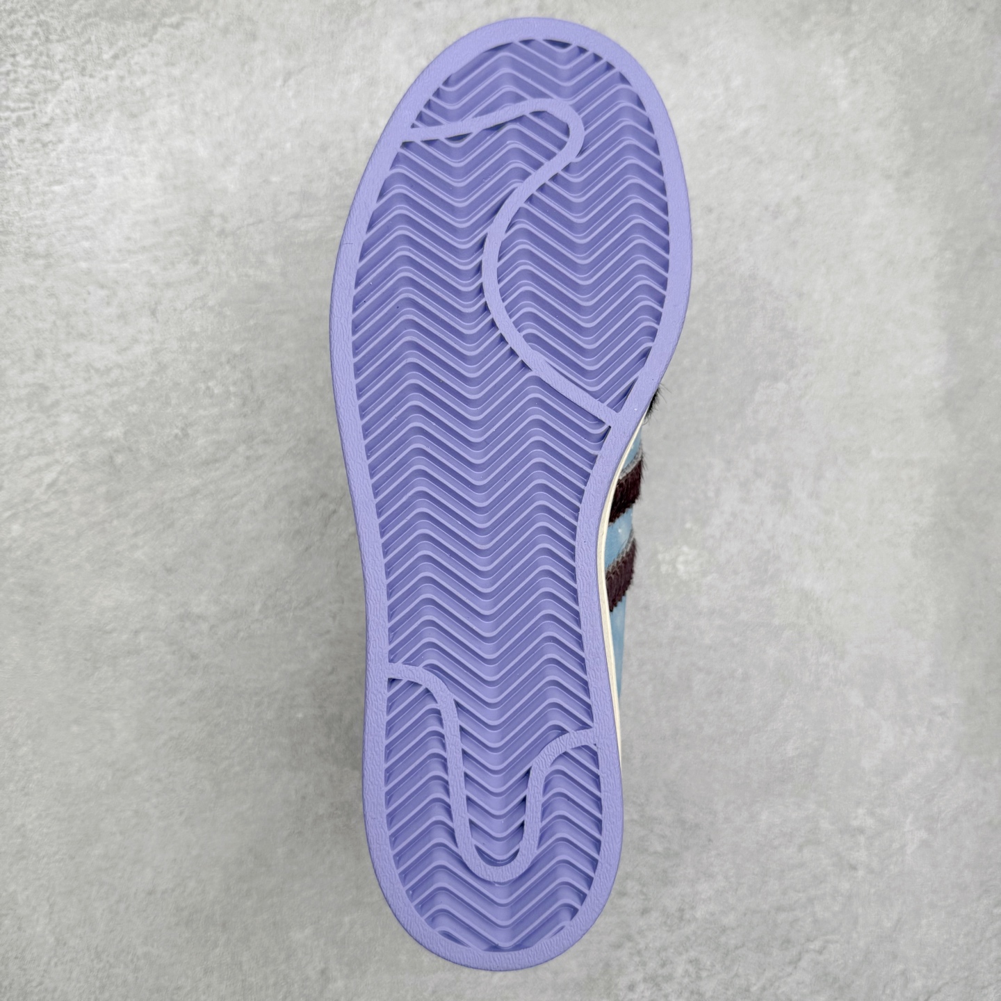 图片[9]-AD Originals Superstar 经典复古贝壳头板鞋 KI3533 诞生于1969年 是第一双将全皮面鞋 身与橡胶鞋头结合在一起的低帮篮球鞋 Superstar最开始 是作为高帮篮球鞋Pro Model的低帮版本而出现的 但因为其独特和醒目的橡胶鞋头造型而让大家熟知 被大家形象地称为\\\”shelltoe\\\”贝壳头 在70年代的美国职业篮球场上 接近3/4的NBA球员都将这双Superstar作为场上用鞋 80年代之后 经过不断的改良和发展 Superstar逐渐成为横跨时装、音乐、街头文化、休闲和运动等各大领域的时尚潮鞋 尺码：36 36.5 37 38 38.5 39 40 40.5 41 42 42.5 43 44 44.5 45-选品中心