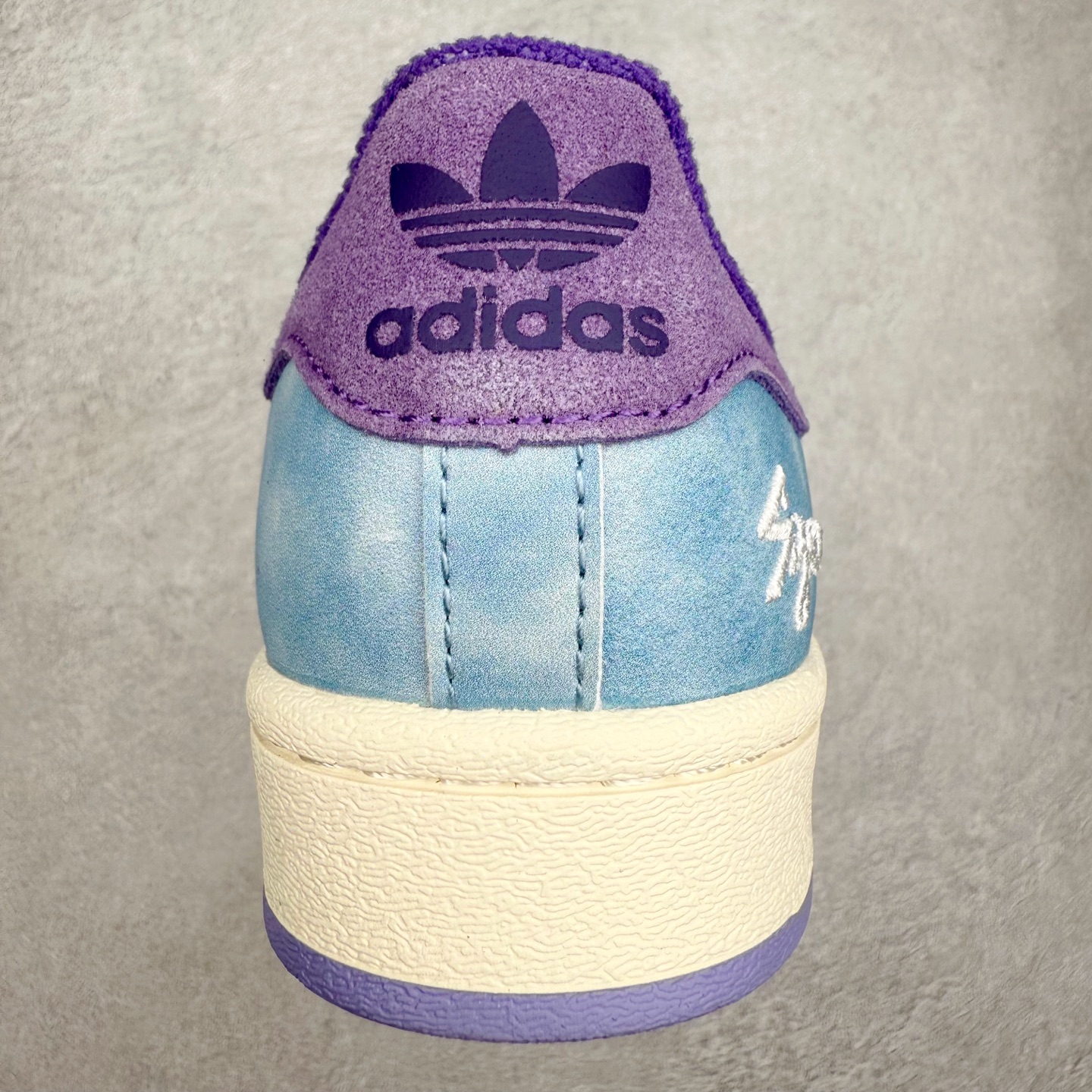 图片[8]-AD Originals Superstar 经典复古贝壳头板鞋 KI3533 诞生于1969年 是第一双将全皮面鞋 身与橡胶鞋头结合在一起的低帮篮球鞋 Superstar最开始 是作为高帮篮球鞋Pro Model的低帮版本而出现的 但因为其独特和醒目的橡胶鞋头造型而让大家熟知 被大家形象地称为\\\”shelltoe\\\”贝壳头 在70年代的美国职业篮球场上 接近3/4的NBA球员都将这双Superstar作为场上用鞋 80年代之后 经过不断的改良和发展 Superstar逐渐成为横跨时装、音乐、街头文化、休闲和运动等各大领域的时尚潮鞋 尺码：36 36.5 37 38 38.5 39 40 40.5 41 42 42.5 43 44 44.5 45-选品中心