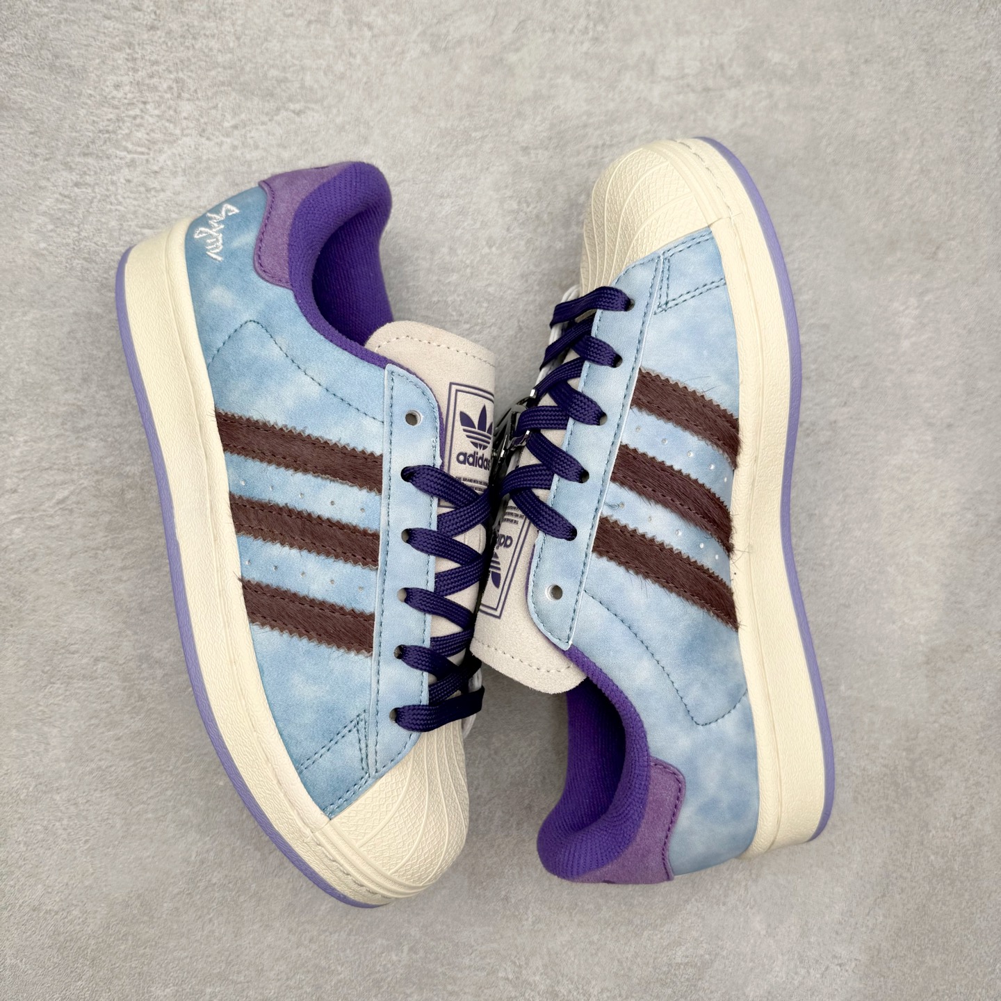 图片[3]-AD Originals Superstar 经典复古贝壳头板鞋 KI3533 诞生于1969年 是第一双将全皮面鞋 身与橡胶鞋头结合在一起的低帮篮球鞋 Superstar最开始 是作为高帮篮球鞋Pro Model的低帮版本而出现的 但因为其独特和醒目的橡胶鞋头造型而让大家熟知 被大家形象地称为\\\”shelltoe\\\”贝壳头 在70年代的美国职业篮球场上 接近3/4的NBA球员都将这双Superstar作为场上用鞋 80年代之后 经过不断的改良和发展 Superstar逐渐成为横跨时装、音乐、街头文化、休闲和运动等各大领域的时尚潮鞋 尺码：36 36.5 37 38 38.5 39 40 40.5 41 42 42.5 43 44 44.5 45-选品中心